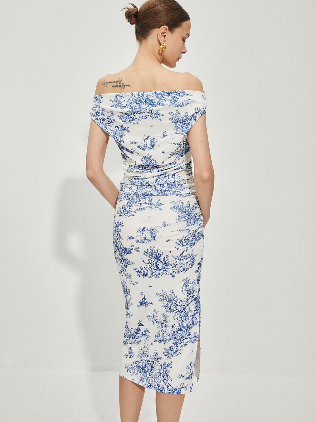 Düz Yakalı Bölünmüş Elbise Yazdır