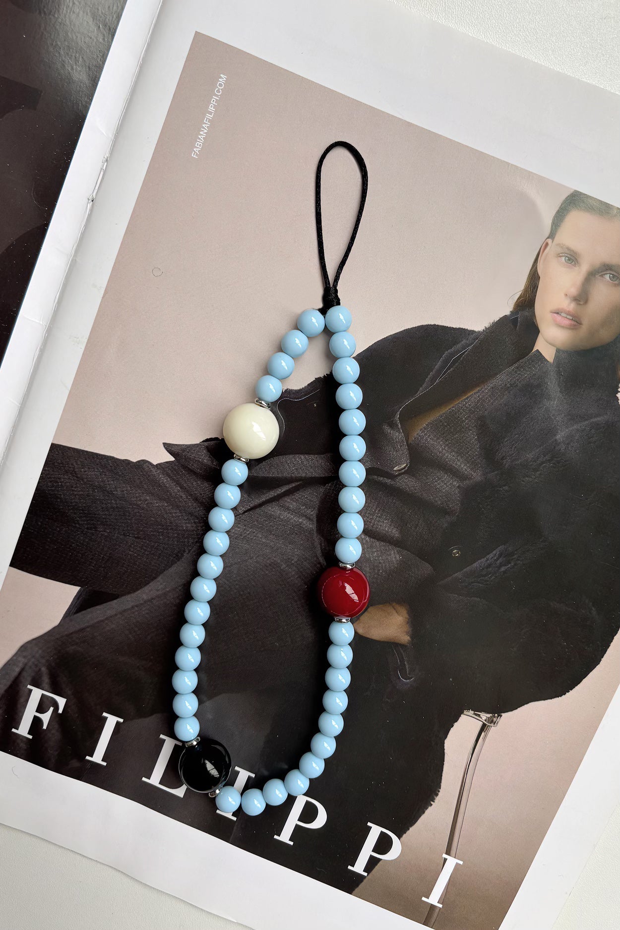 Şık Boncuklu Telefon Askısı