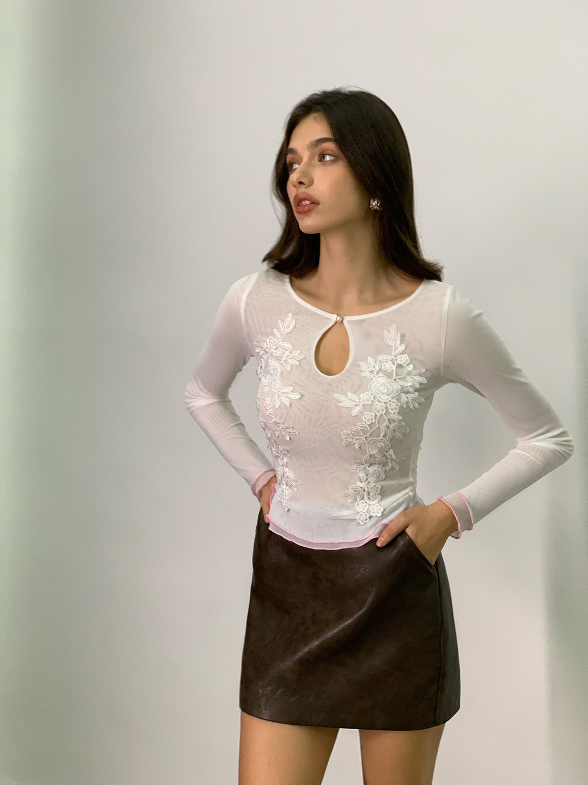 Yarı Şeffaf Anahtar Deliği Yaka Çiçekli File Tişört