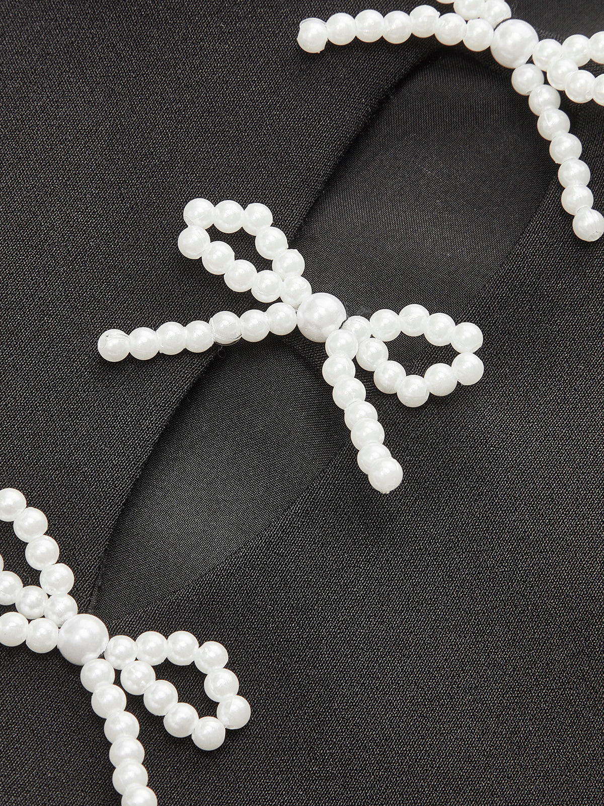 Fiyonklu Dekor Kesik Pileli Askılı Kısa Elbise