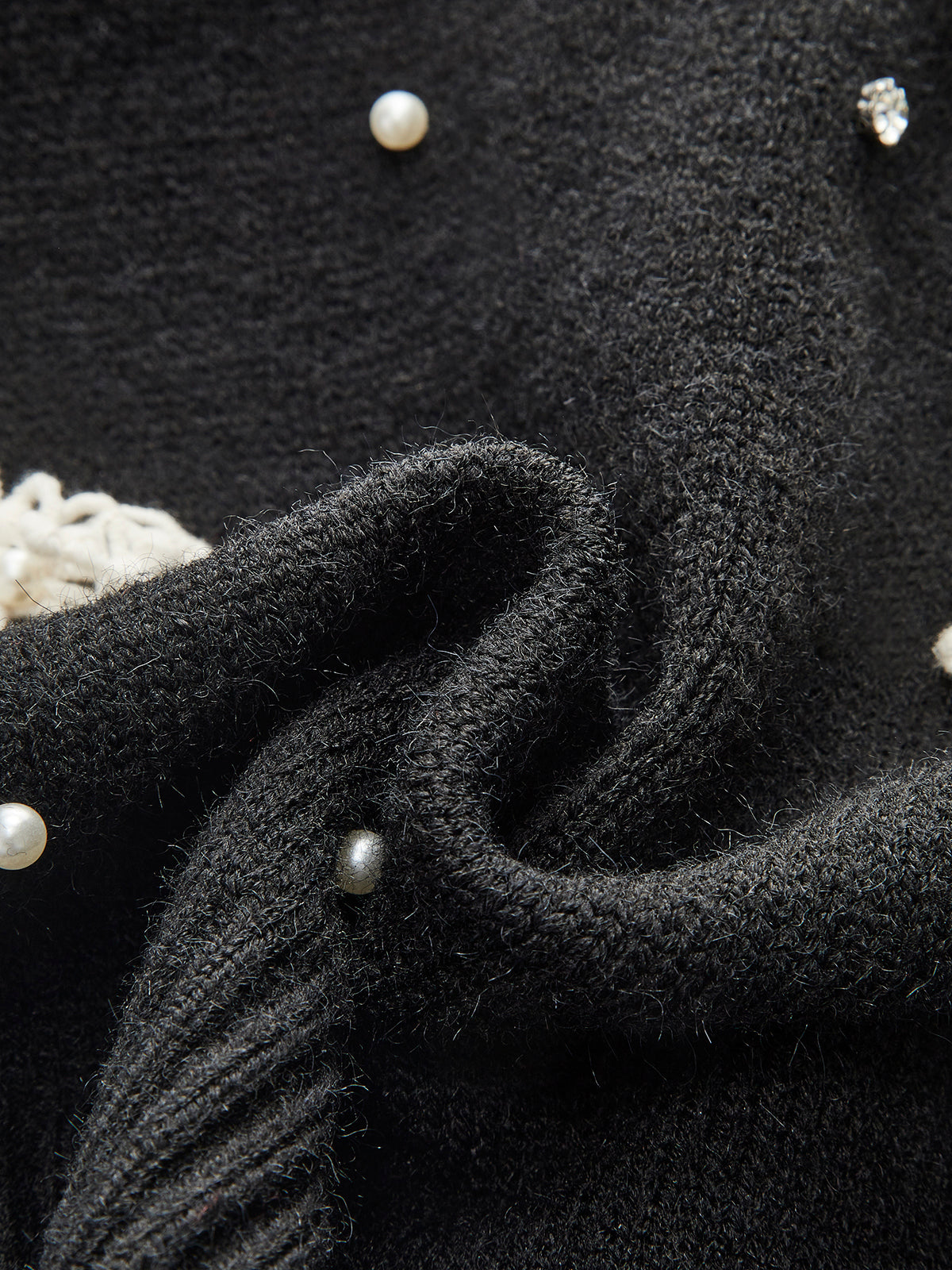 Çiçek İşlemeli Düğmeli Örgü Yelek