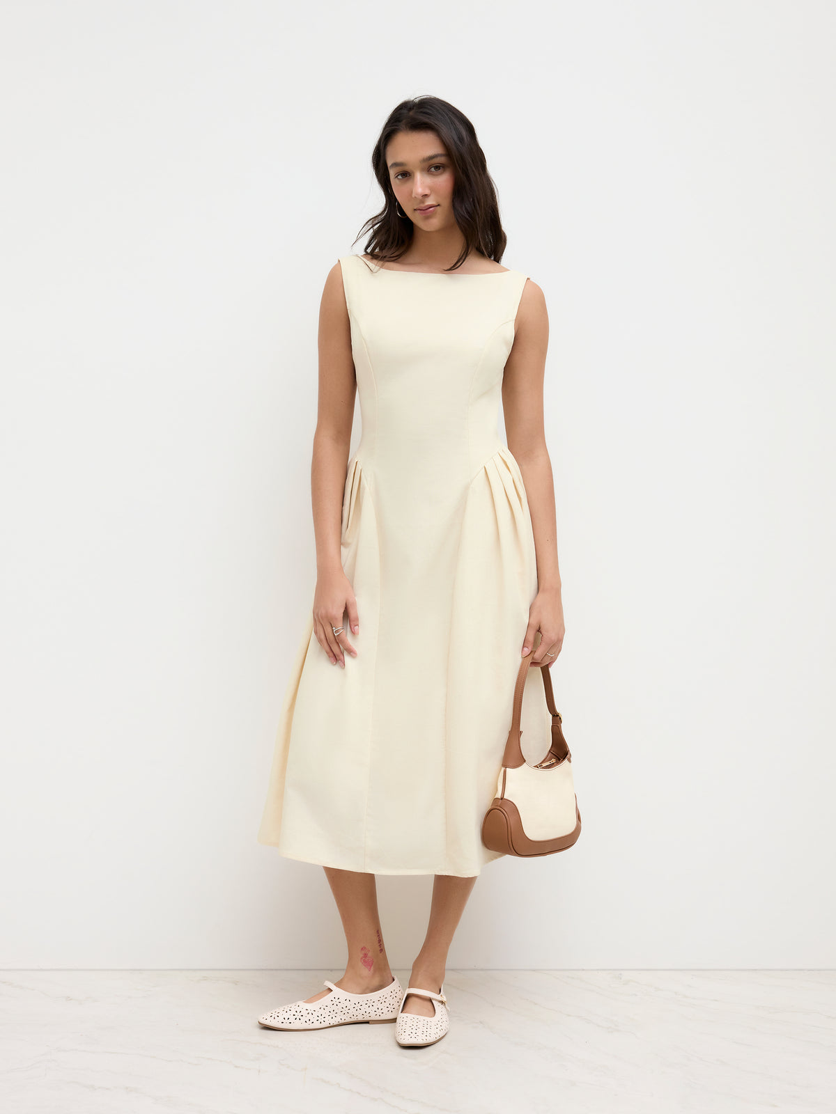 Vestido midi de mezcla de lino con cuello barco, volantes y espalda descubierta - Beige