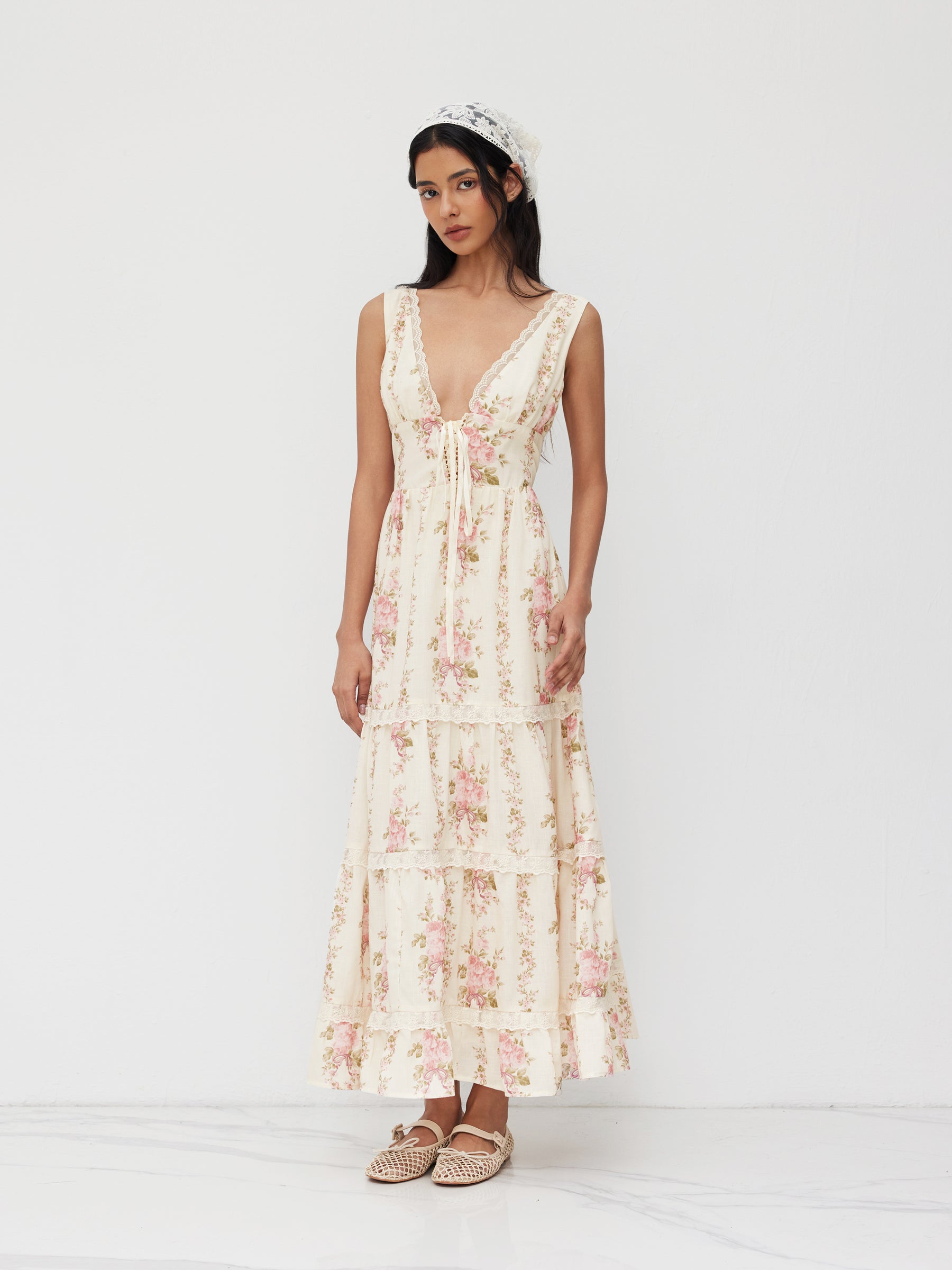 Vestido largo floral con cuello en V, encaje, lazada y capas - Rosa