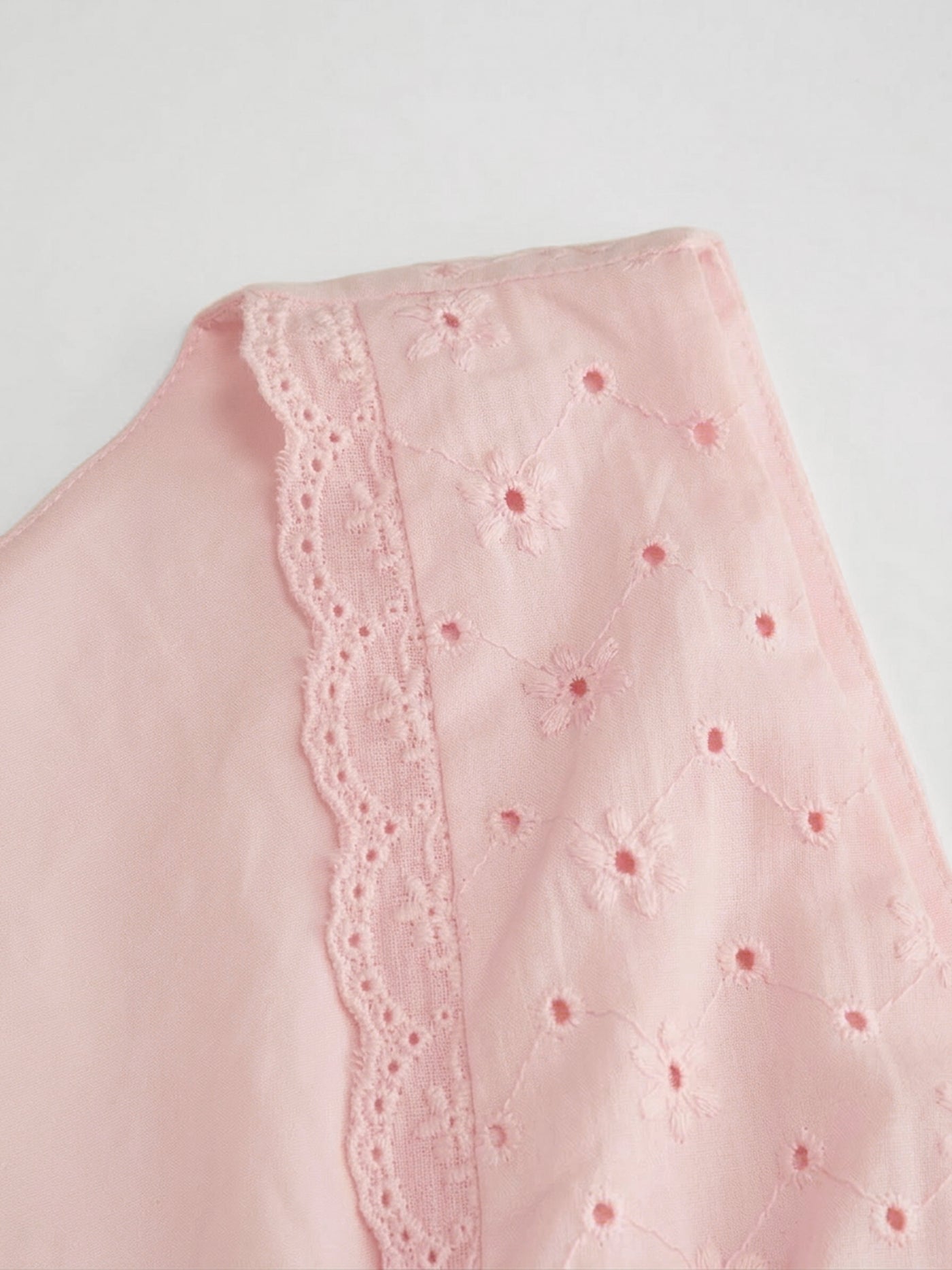 Vestido midi de algodón con cuello en V, bordado inglés, detalle floral, encaje y botones - Rosa