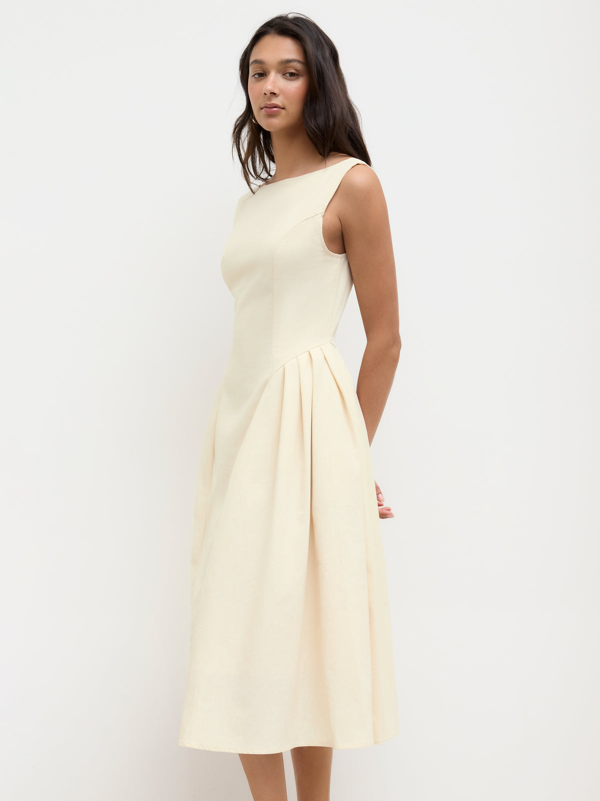 Vestido midi de mezcla de lino con cuello barco, volantes y espalda descubierta - Beige