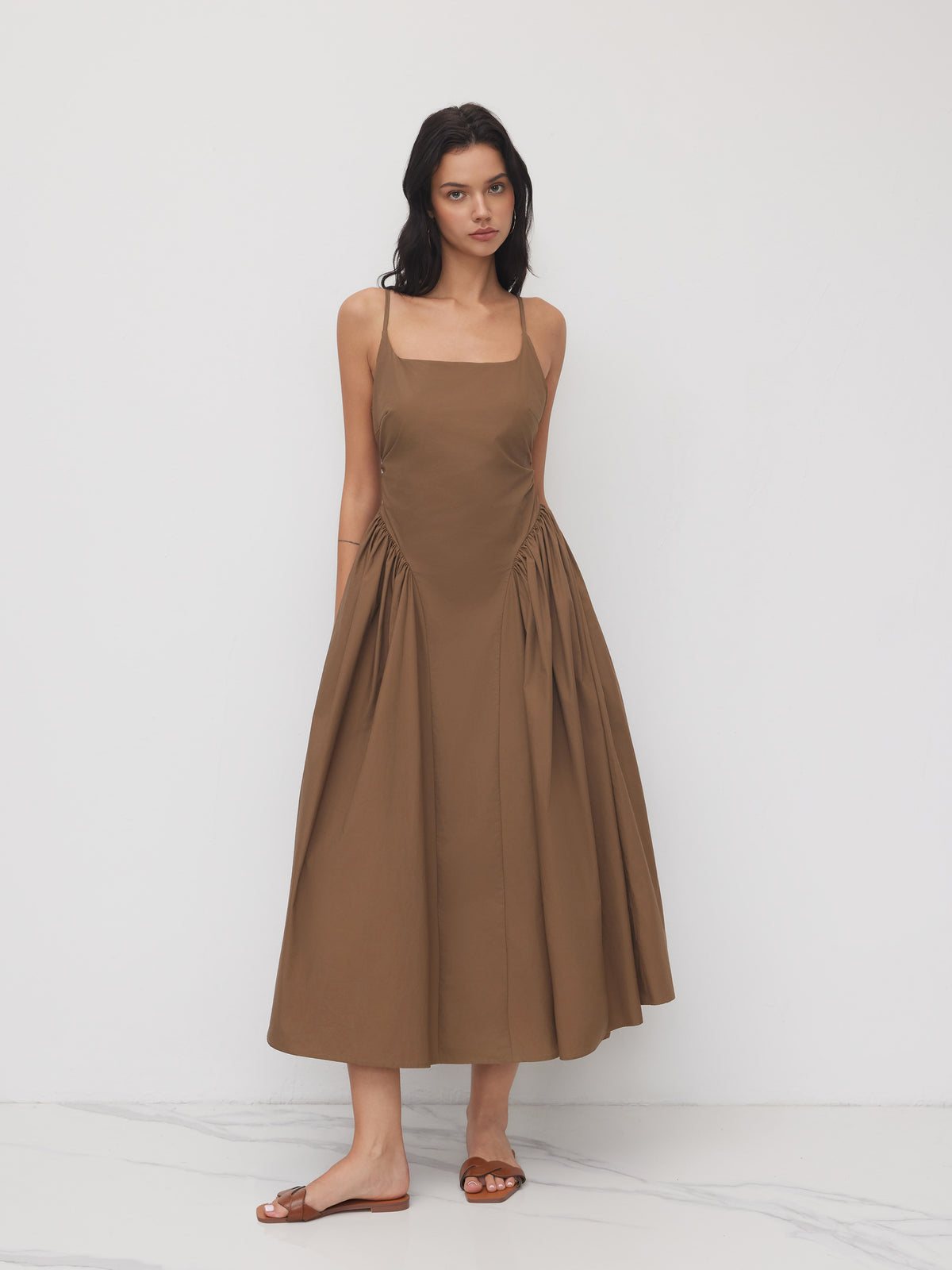 Vestido largo de tirantes 100% algodón con cuello en U, fruncido y bajo con volante - Marrón