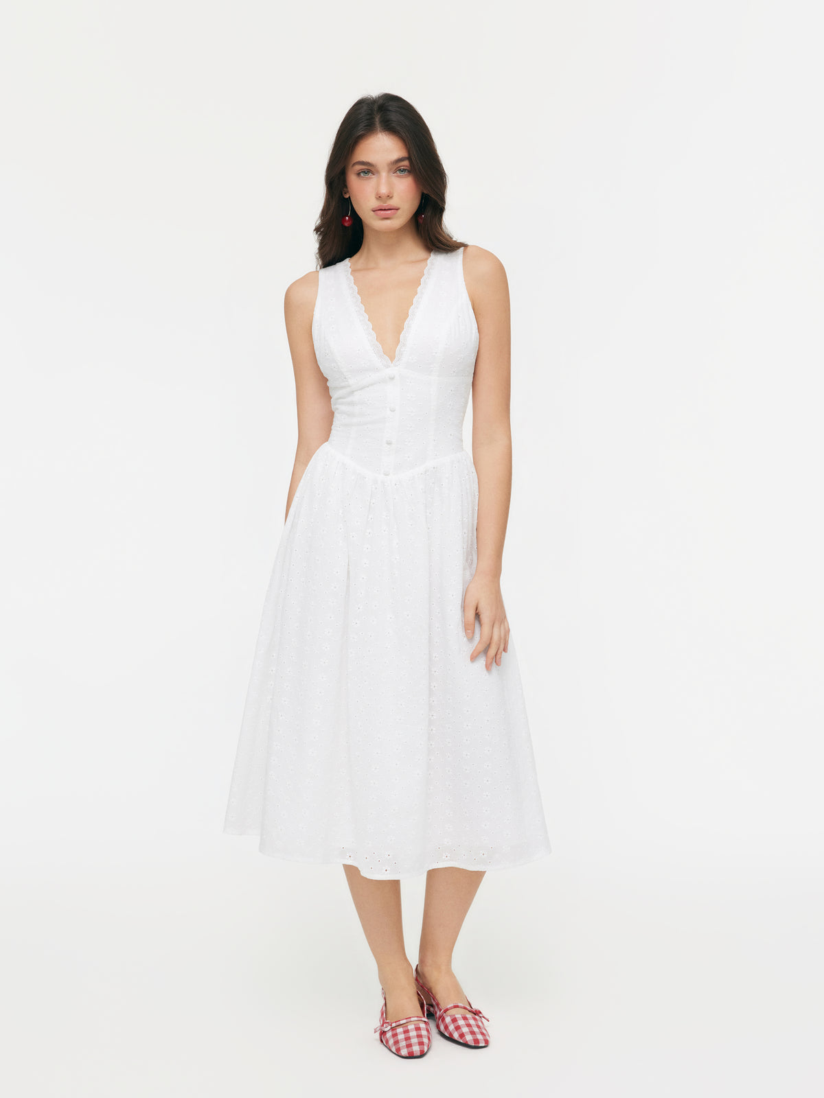 Vestido midi de algodón con cuello en V, bordado inglés, detalle floral, encaje y botones - Blanco