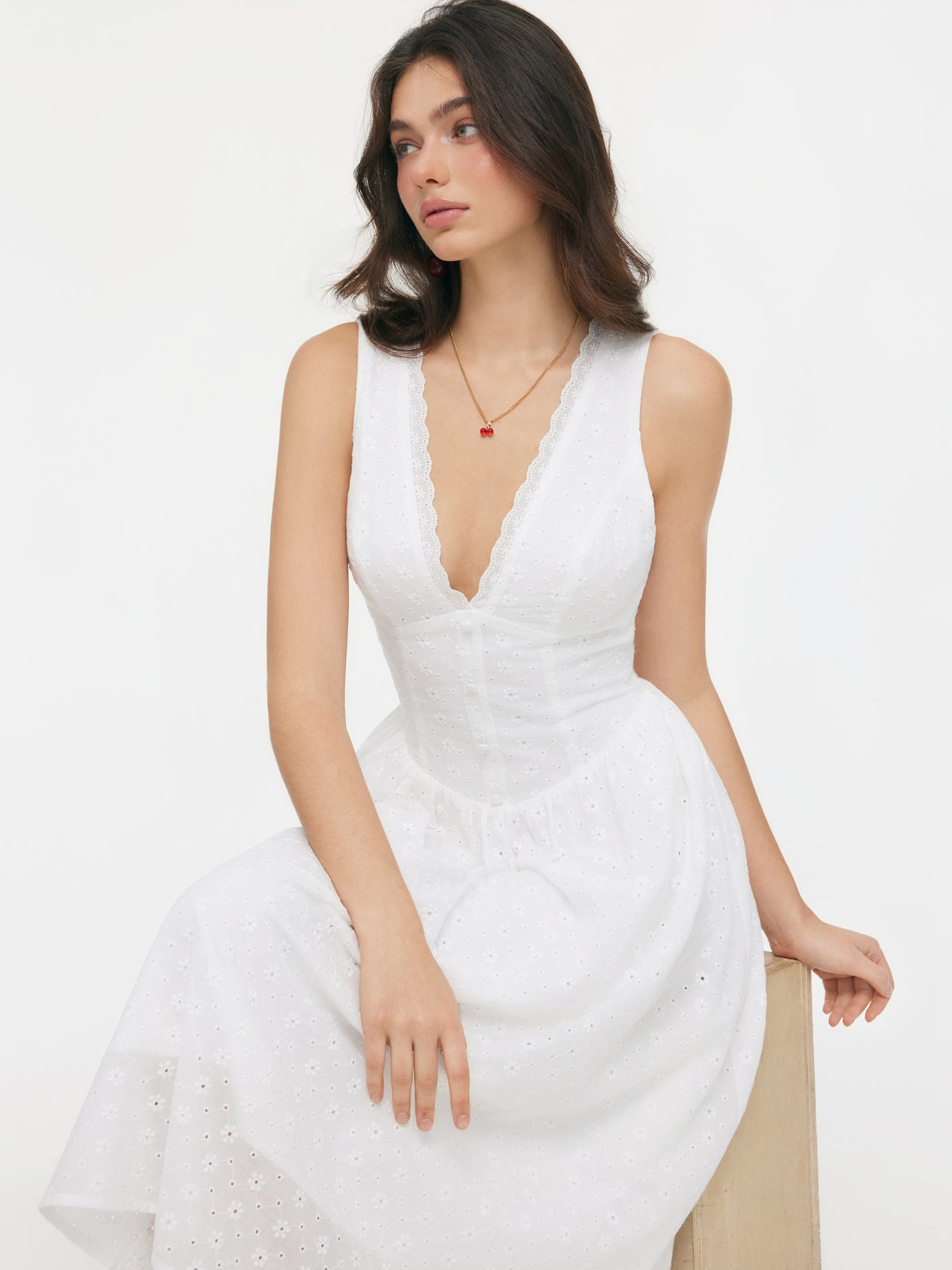 Vestido midi de algodón con cuello en V, bordado inglés, detalle floral, encaje y botones - Blanco