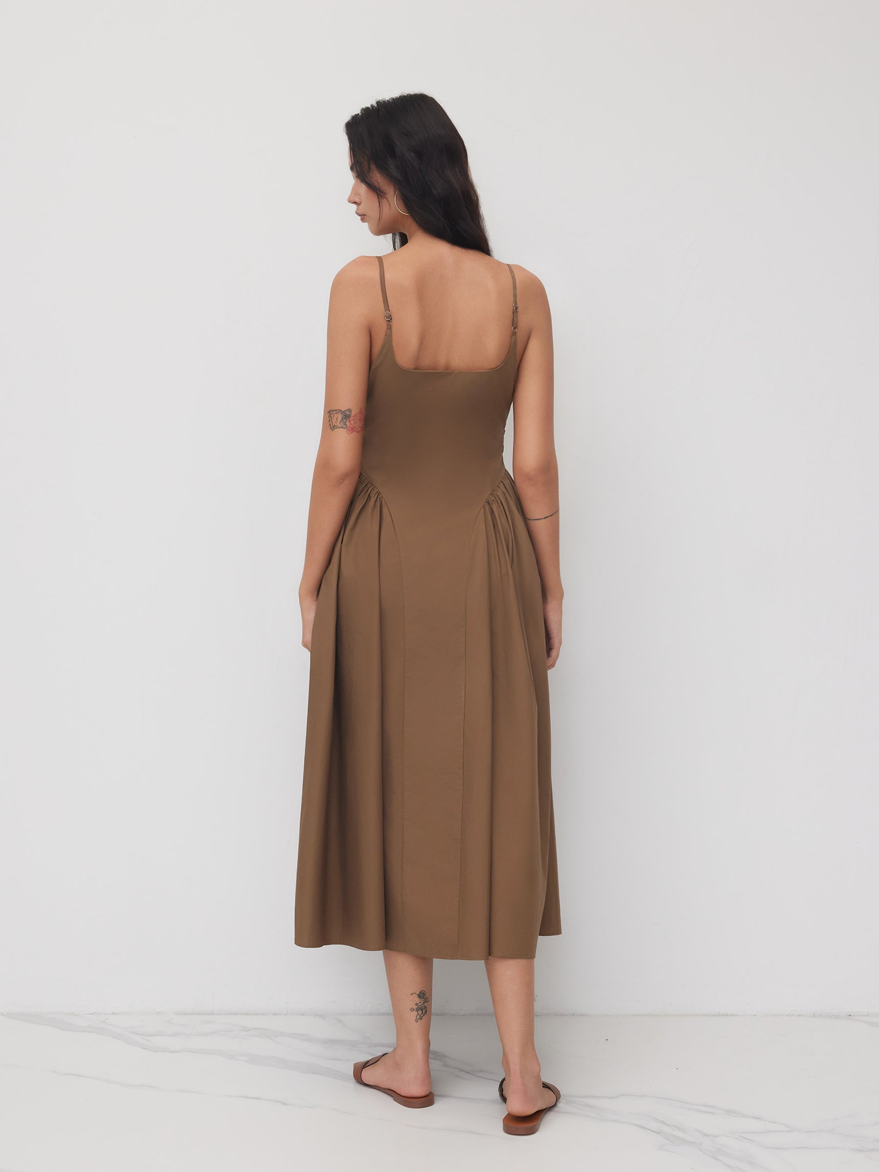 Vestido largo de tirantes 100% algodón con cuello en U, fruncido y bajo con volante - Marrón