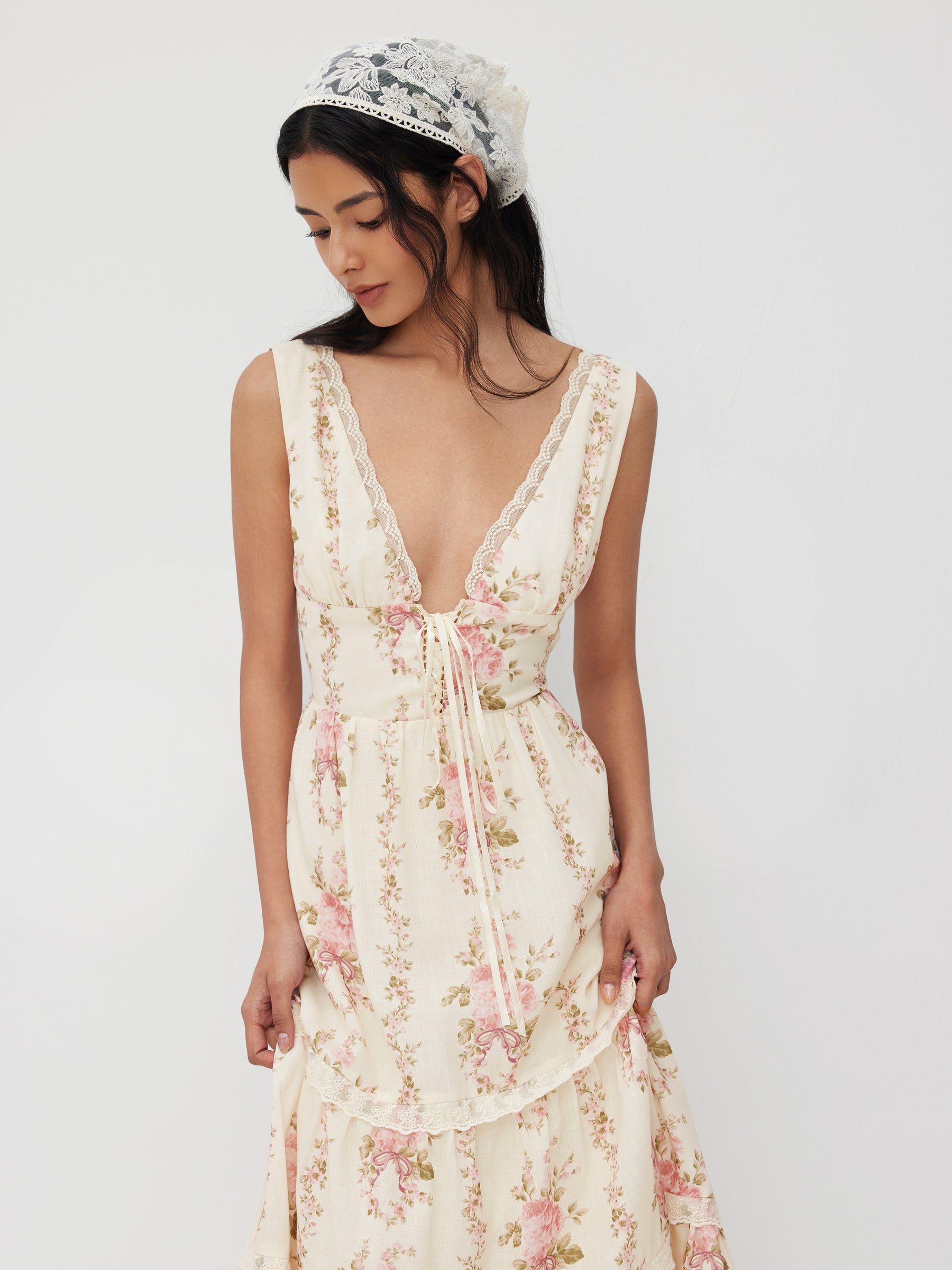 Vestido largo floral con cuello en V, encaje, lazada y capas - Rosa