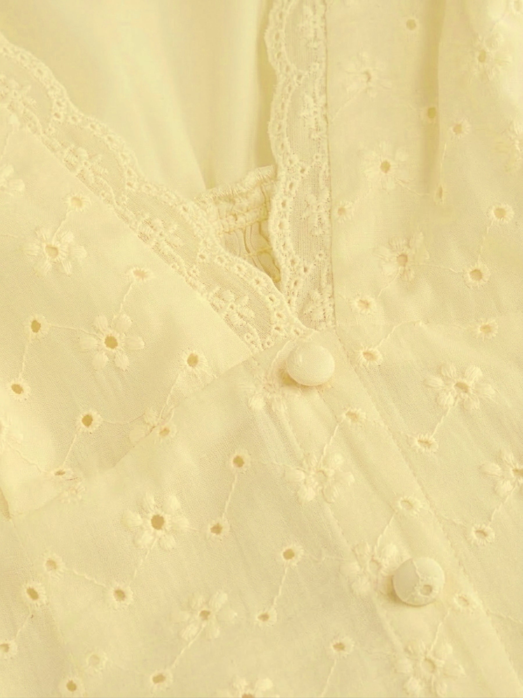 Vestido midi de algodón con cuello en V, bordado inglés, detalle floral, encaje y botones - Amarillo