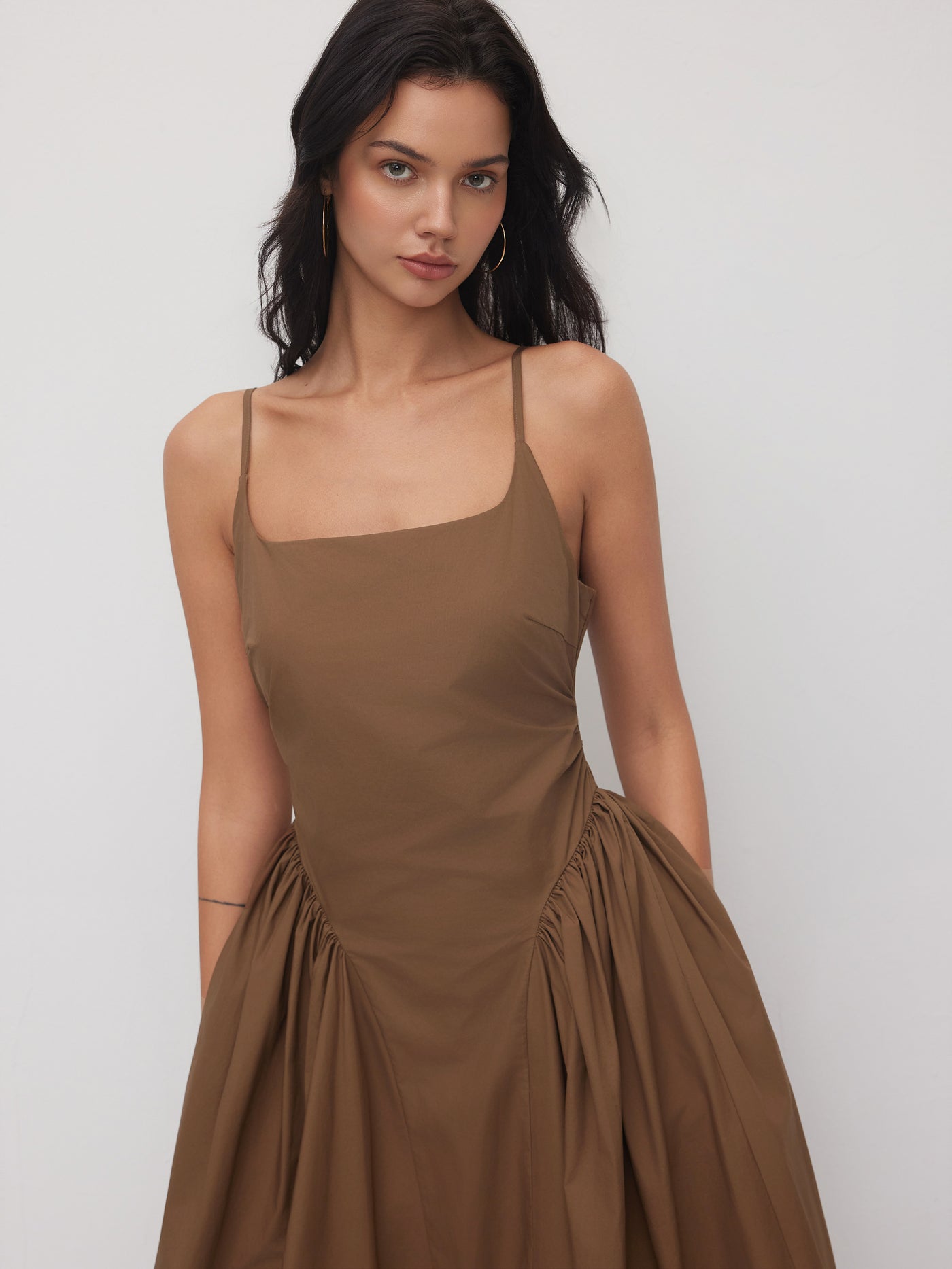 Vestido largo de tirantes 100% algodón con cuello en U, fruncido y bajo con volante - Marrón