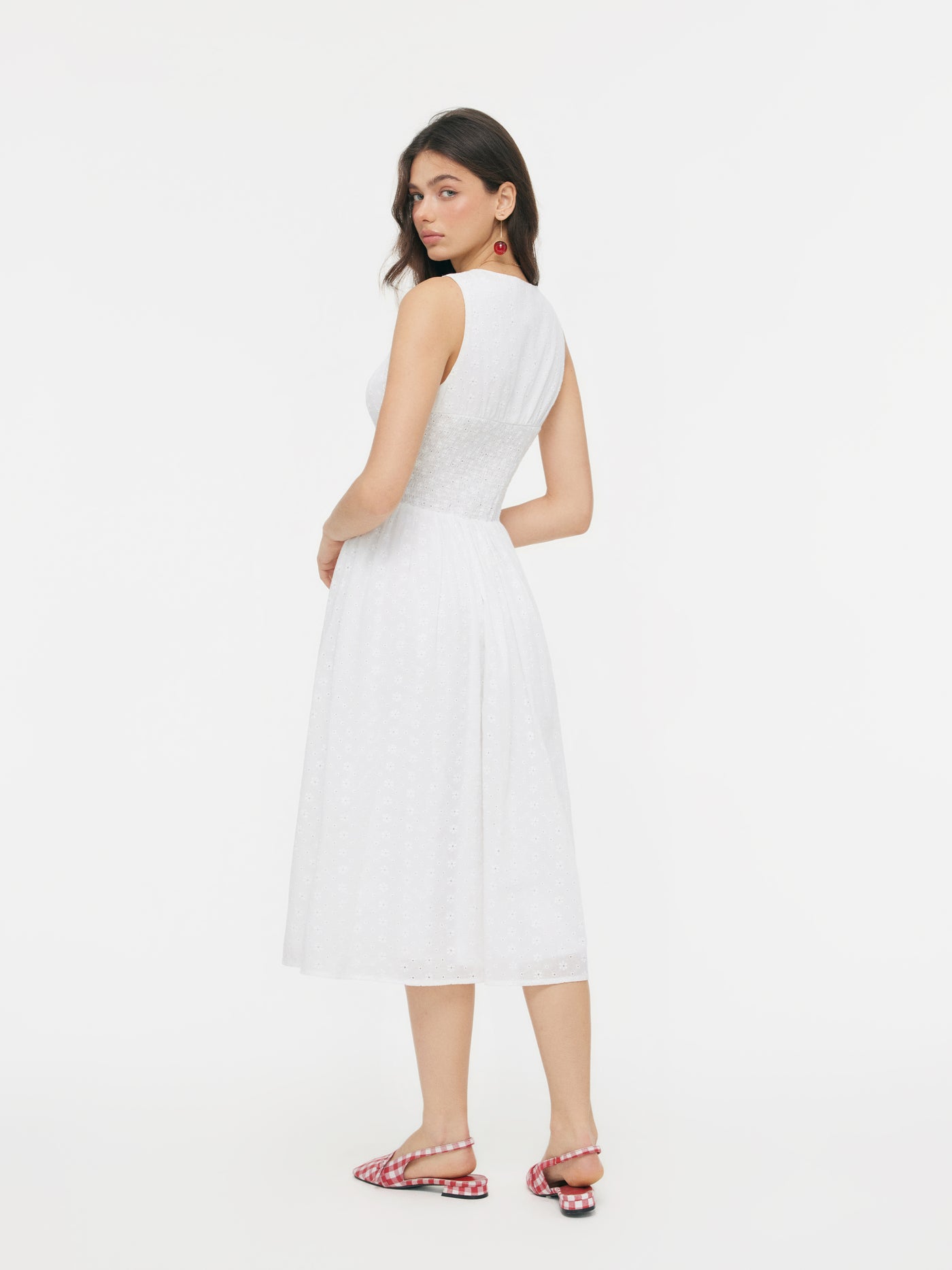 Vestido midi de algodón con cuello en V, bordado inglés, detalle floral, encaje y botones - Blanco