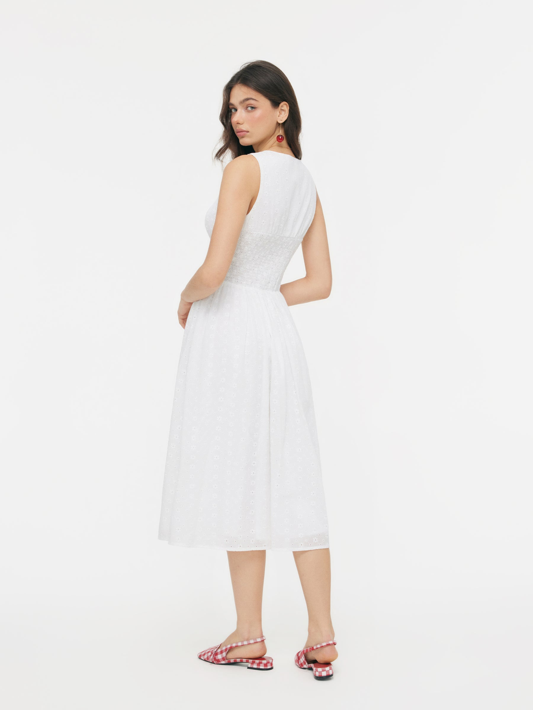 Vestido midi de algodón con cuello en V, bordado inglés, detalle floral, encaje y botones - Blanco