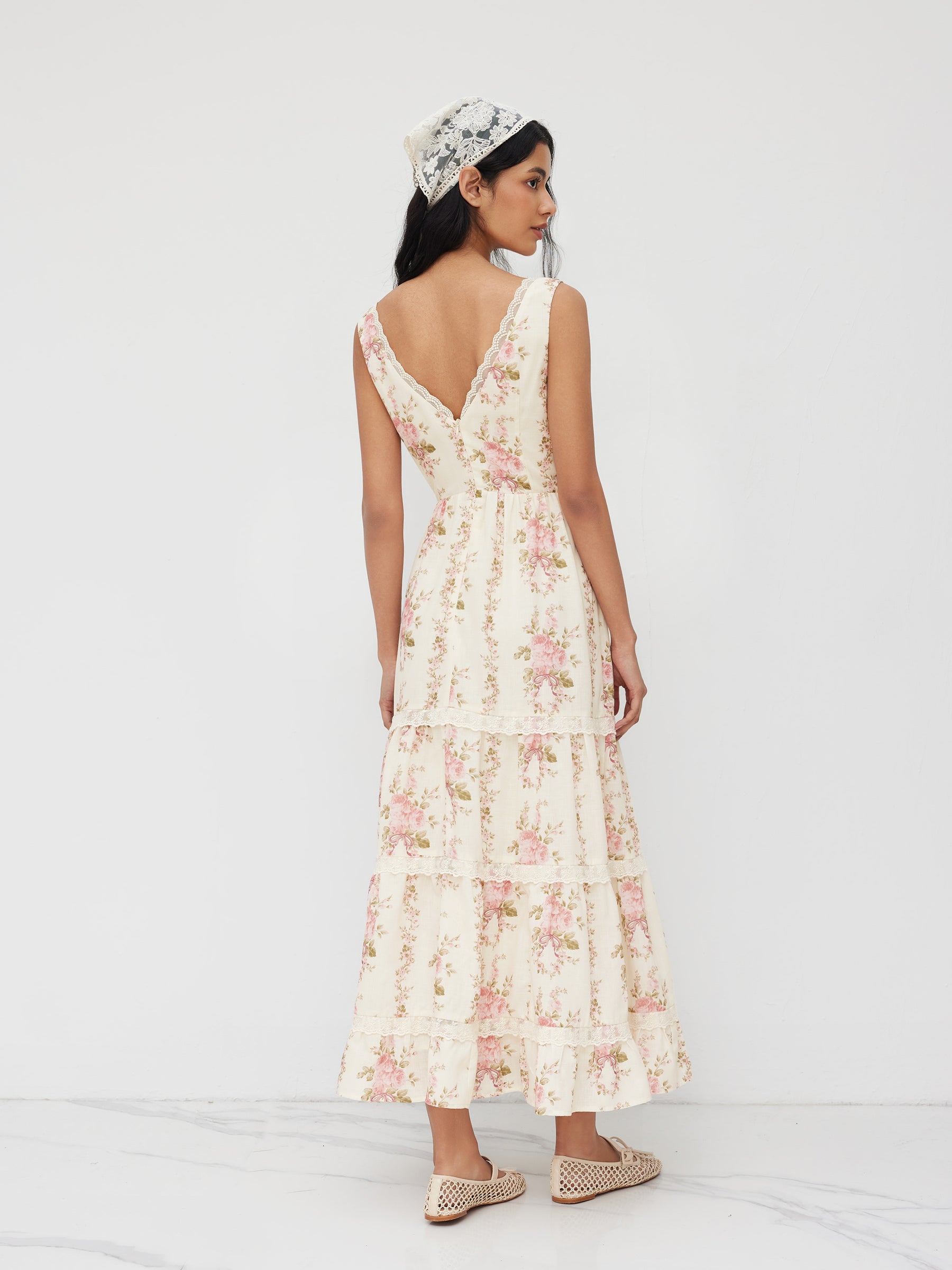 Vestido largo floral con cuello en V, encaje, lazada y capas - Rosa