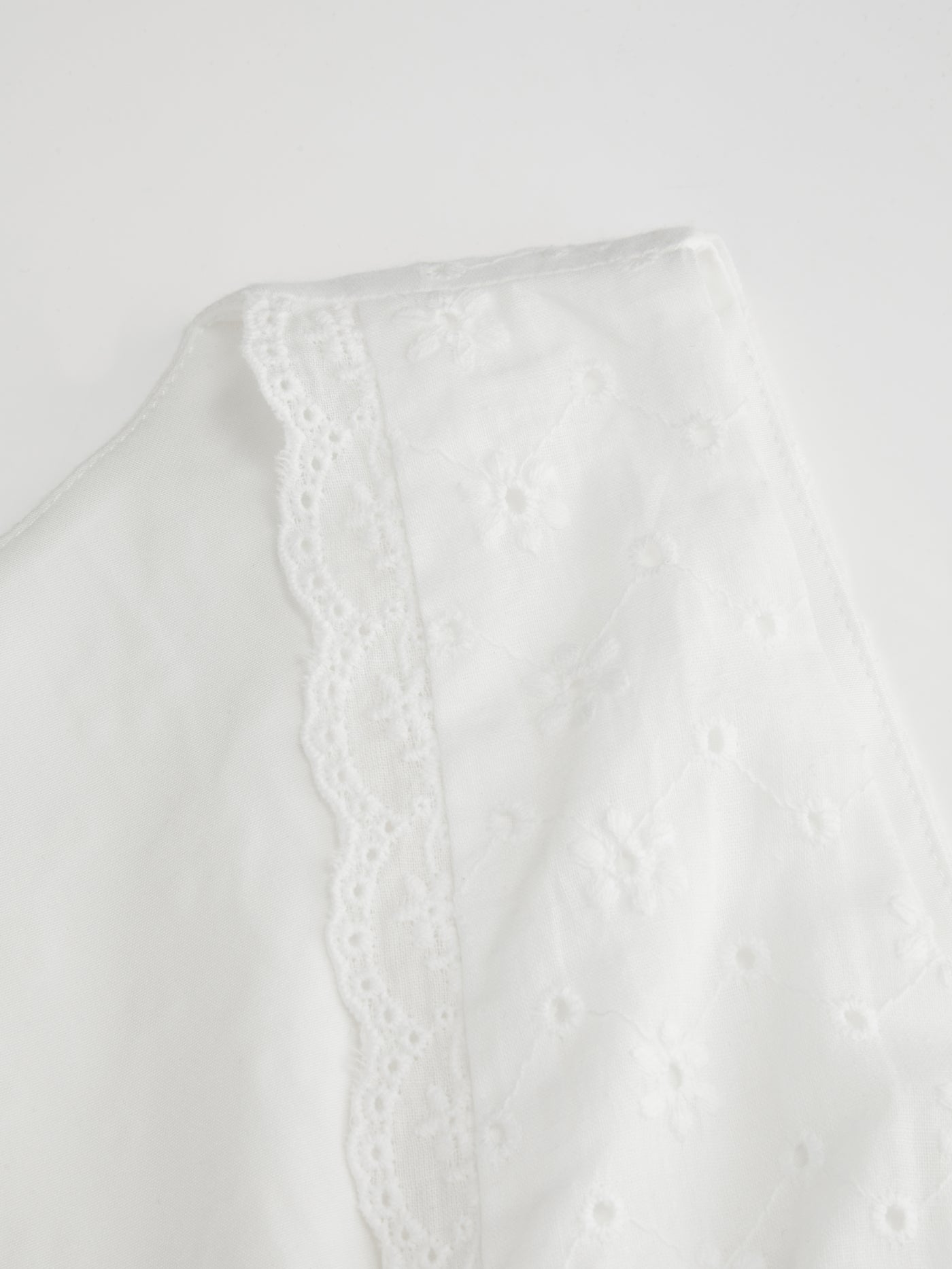 Vestido midi de algodón con cuello en V, bordado inglés, detalle floral, encaje y botones - Blanco