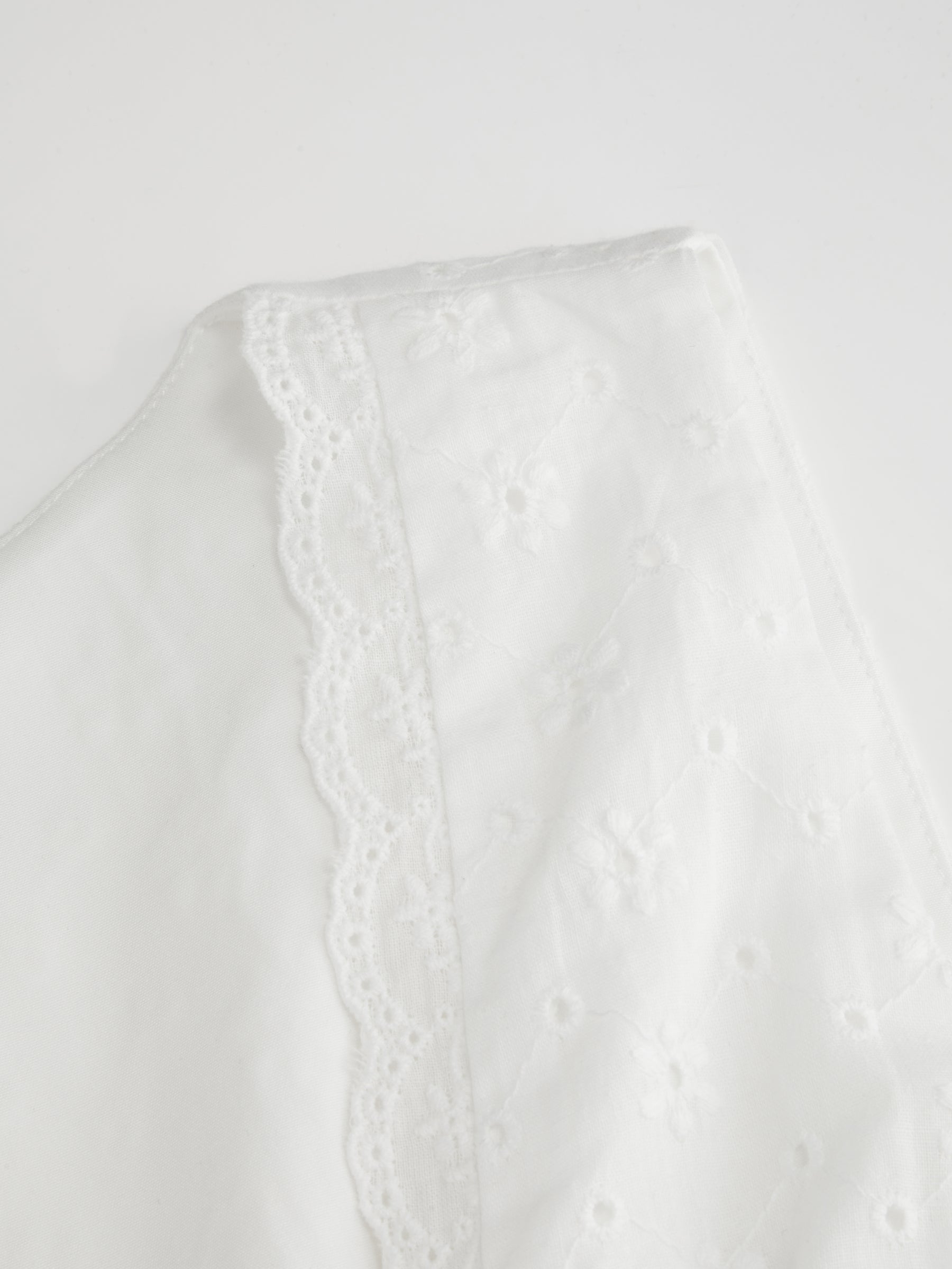 Vestido midi de algodón con cuello en V, bordado inglés, detalle floral, encaje y botones - Blanco