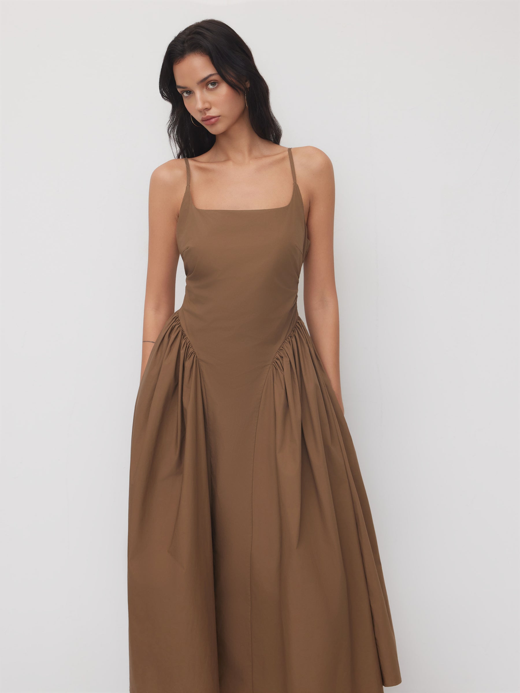 Vestido largo de tirantes 100% algodón con cuello en U, fruncido y bajo con volante - Marrón