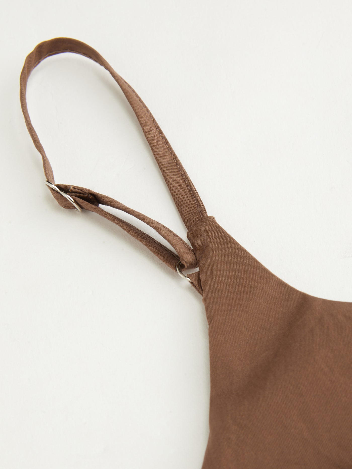 Vestido largo de tirantes 100% algodón con cuello en U, fruncido y bajo con volante - Marrón