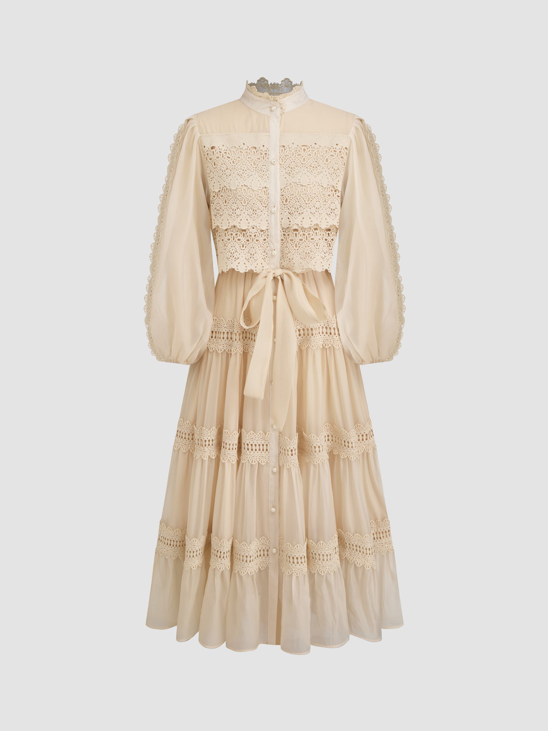 Vestido largo de gasa con cuello alto, guipur y botones de perla