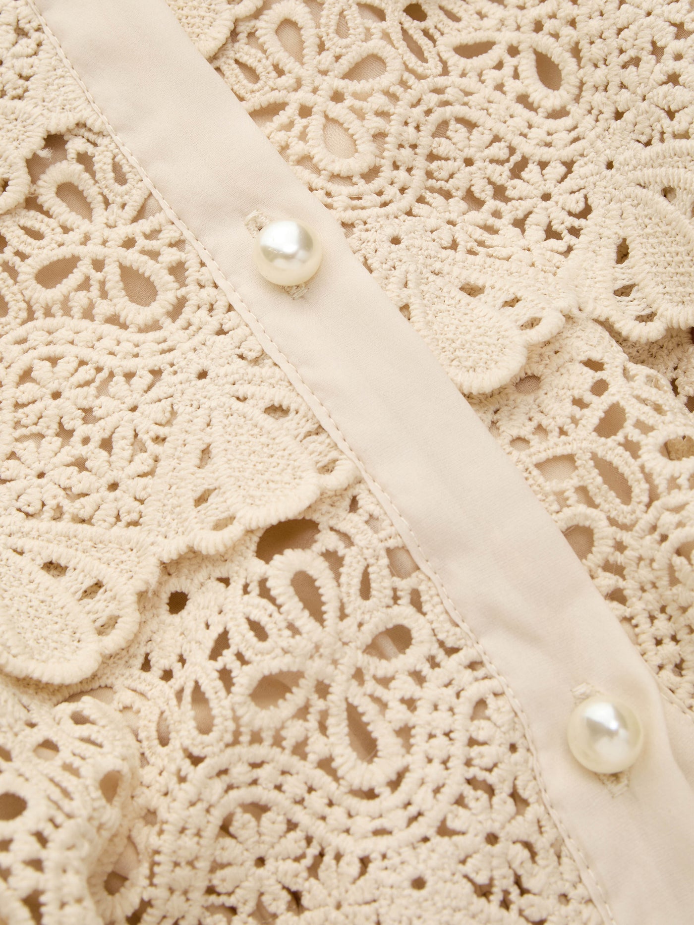 Vestido largo de gasa con cuello alto, guipur y botones de perla
