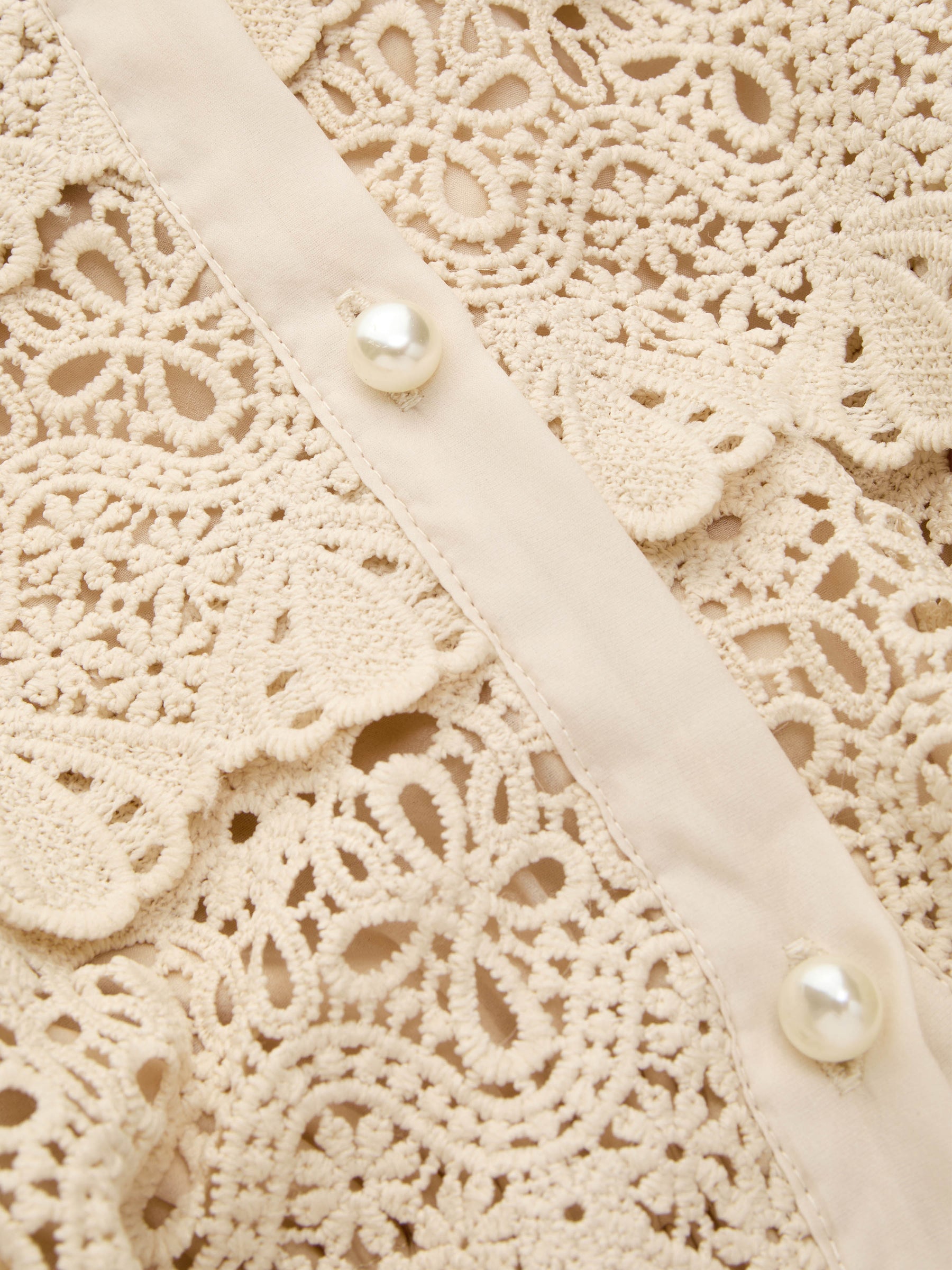 Vestido largo de gasa con cuello alto, guipur y botones de perla