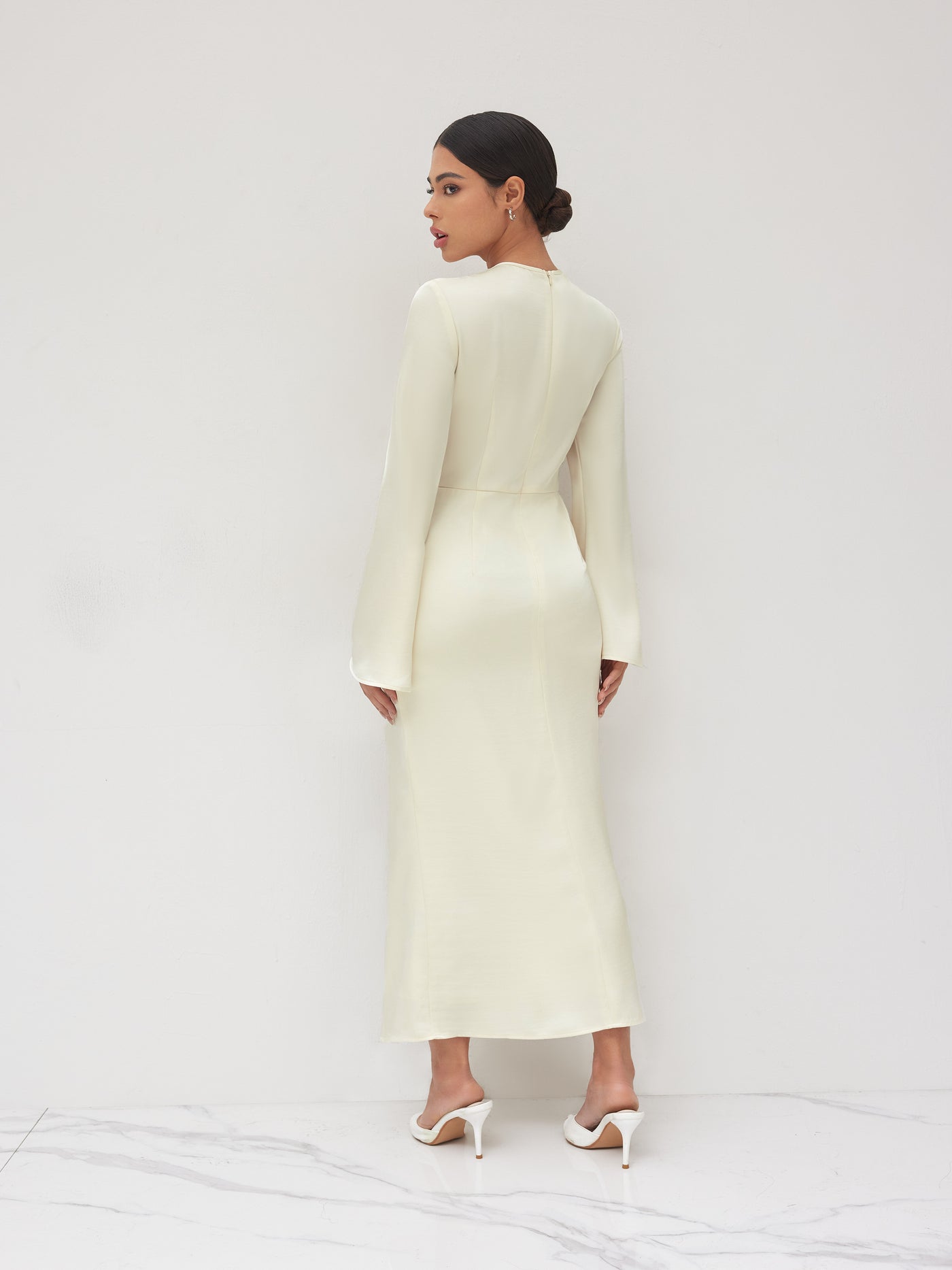 Vestido largo con escote asimétrico, nudo y volante