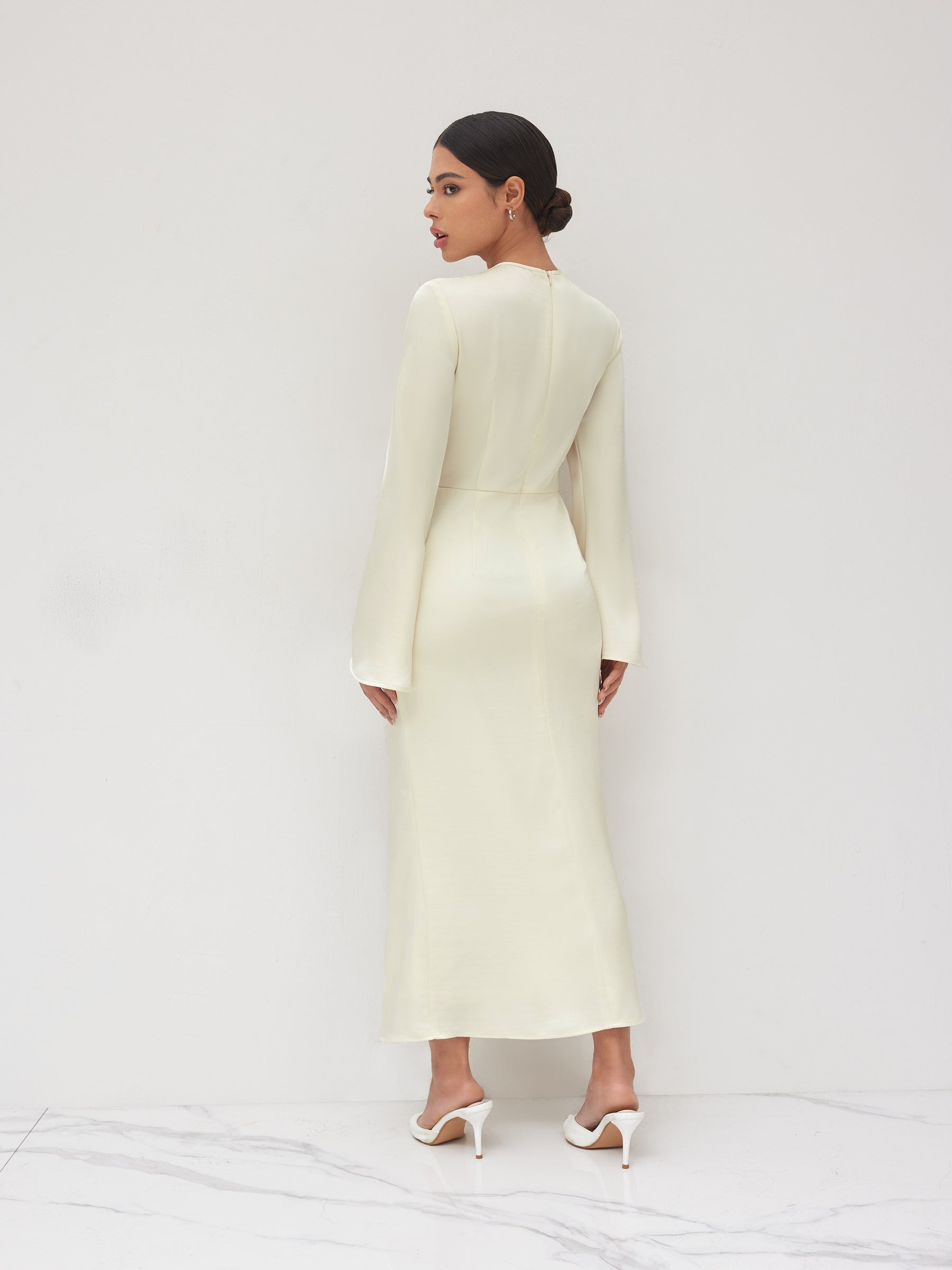 Vestido largo con escote asimétrico, nudo y volante