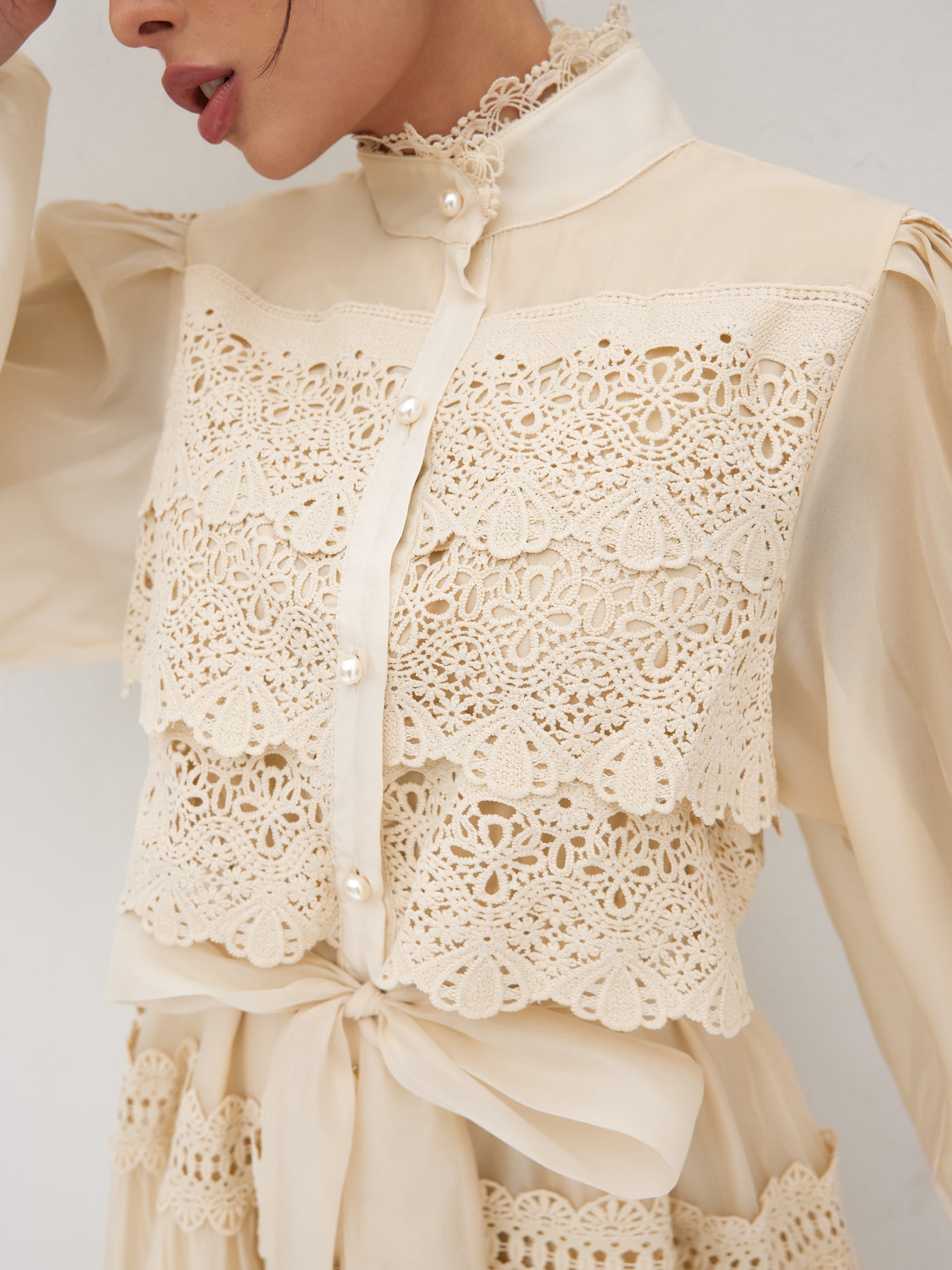 Vestido largo de gasa con cuello alto, guipur y botones de perla