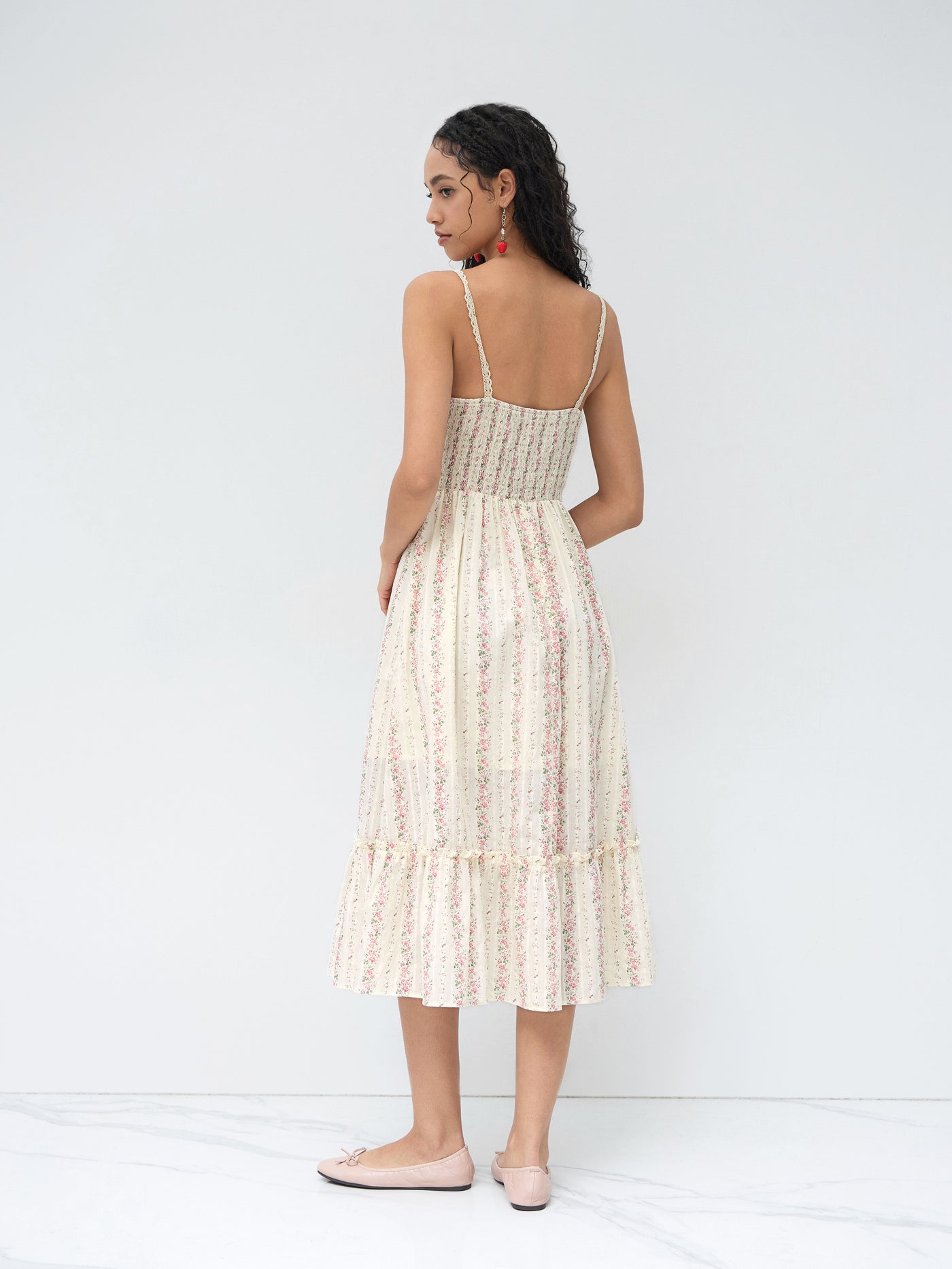 Vestido largo floral de algodón con cuello en V y fruncido