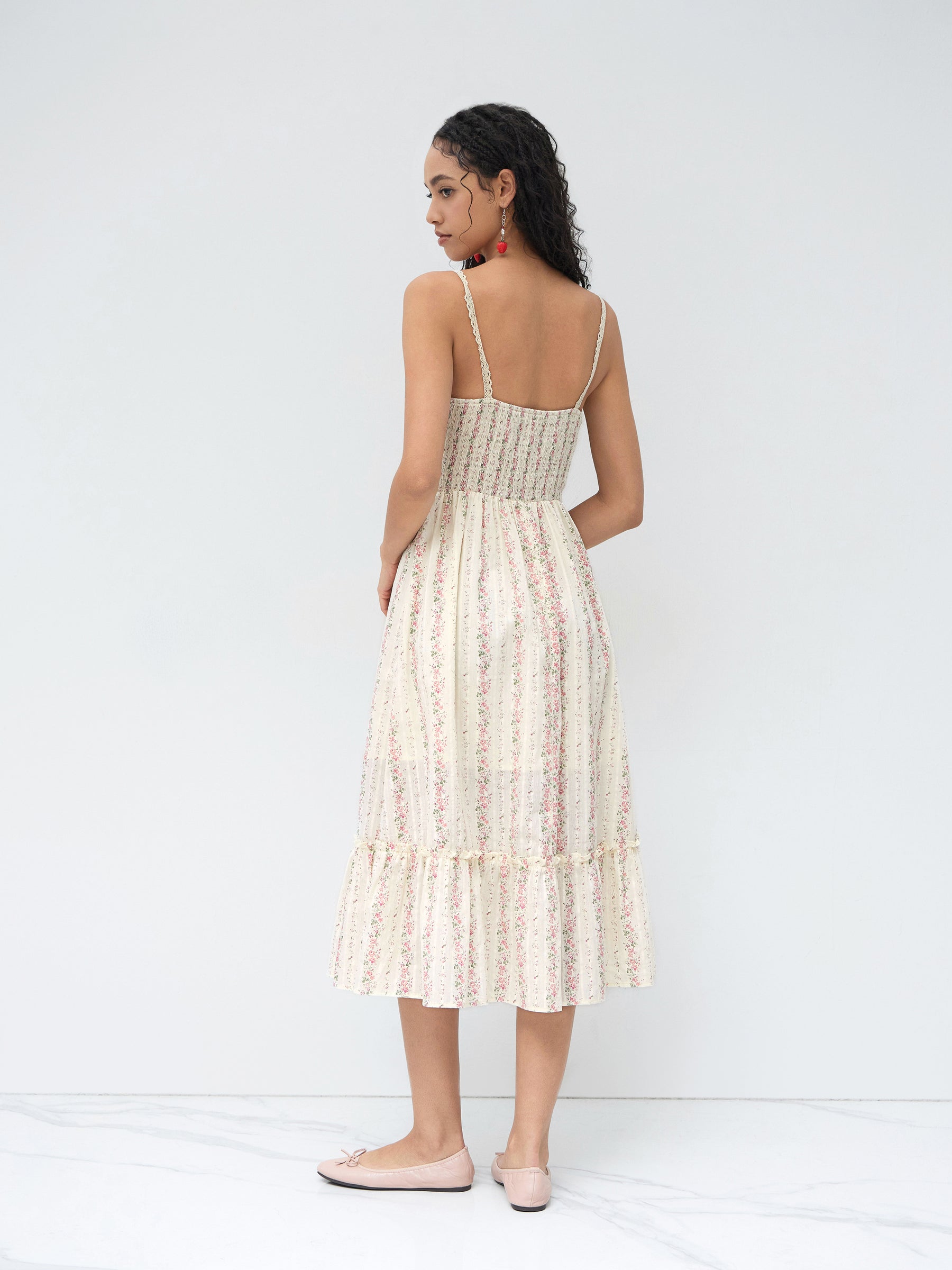 Vestido largo floral de algodón con cuello en V y fruncido