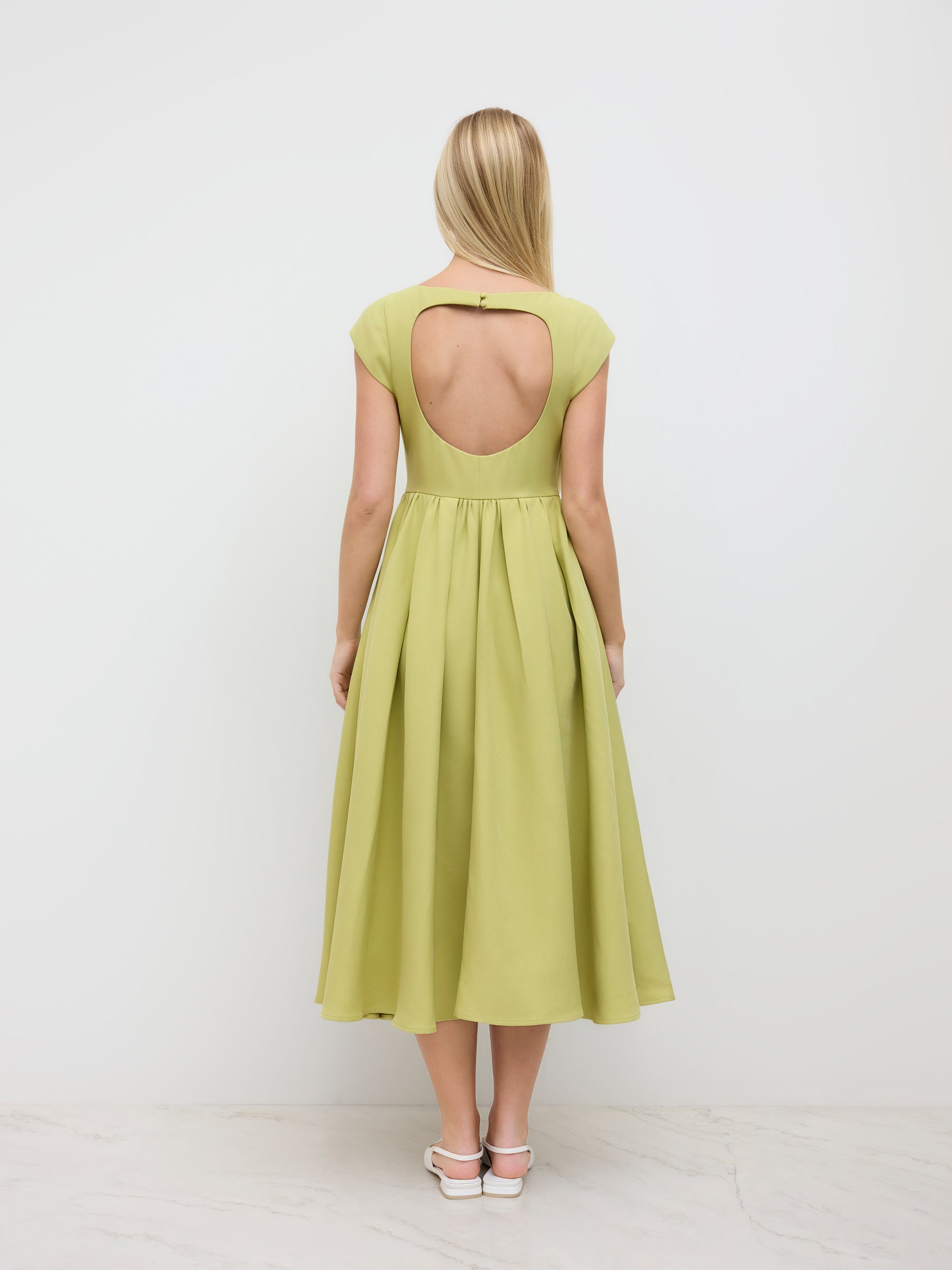 Vestido largo con cuello barco, espalda descubierta, aberturas y volante