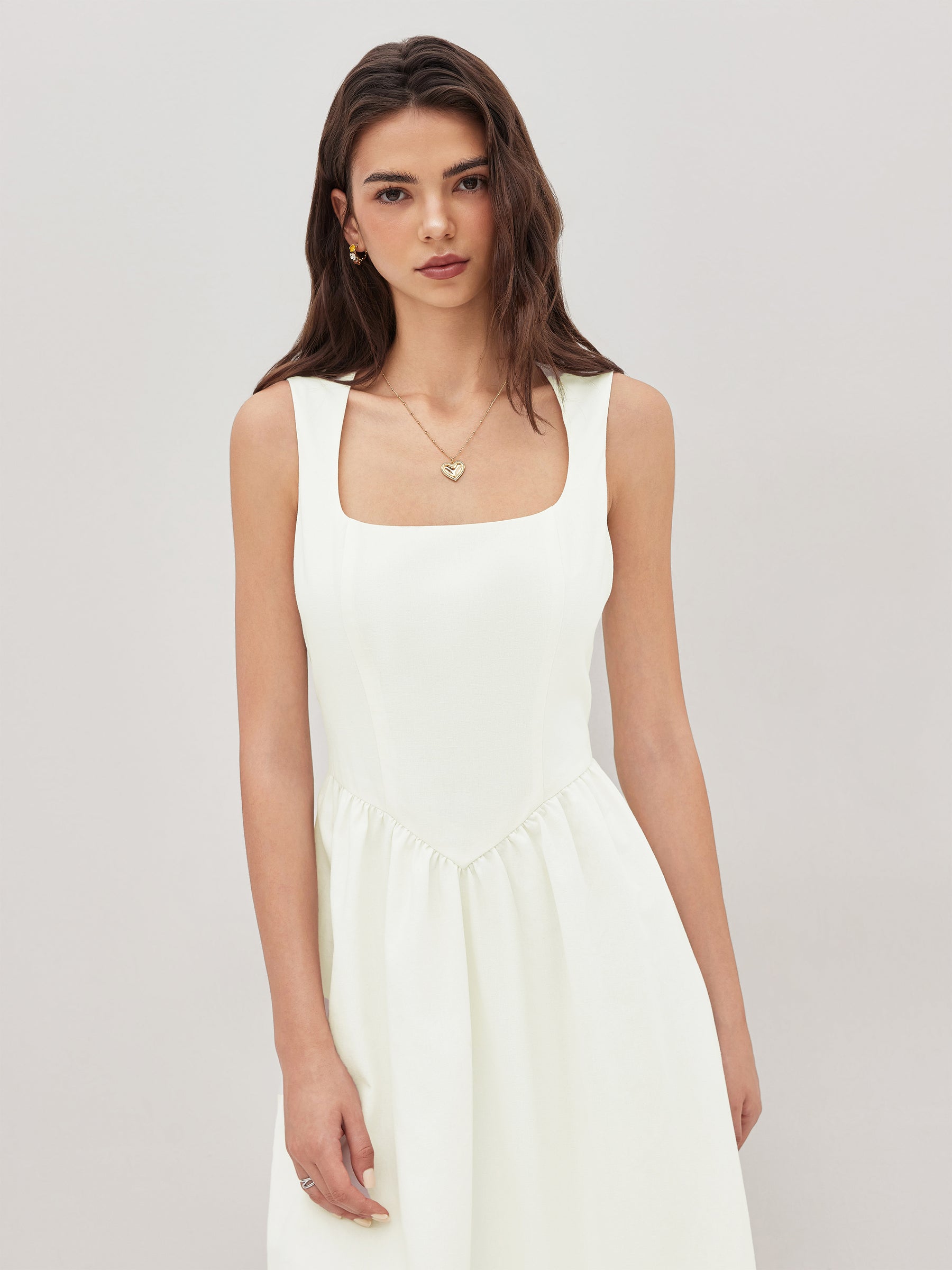 Vestido midi de mezcla de lino con cuello cuadrado y volante