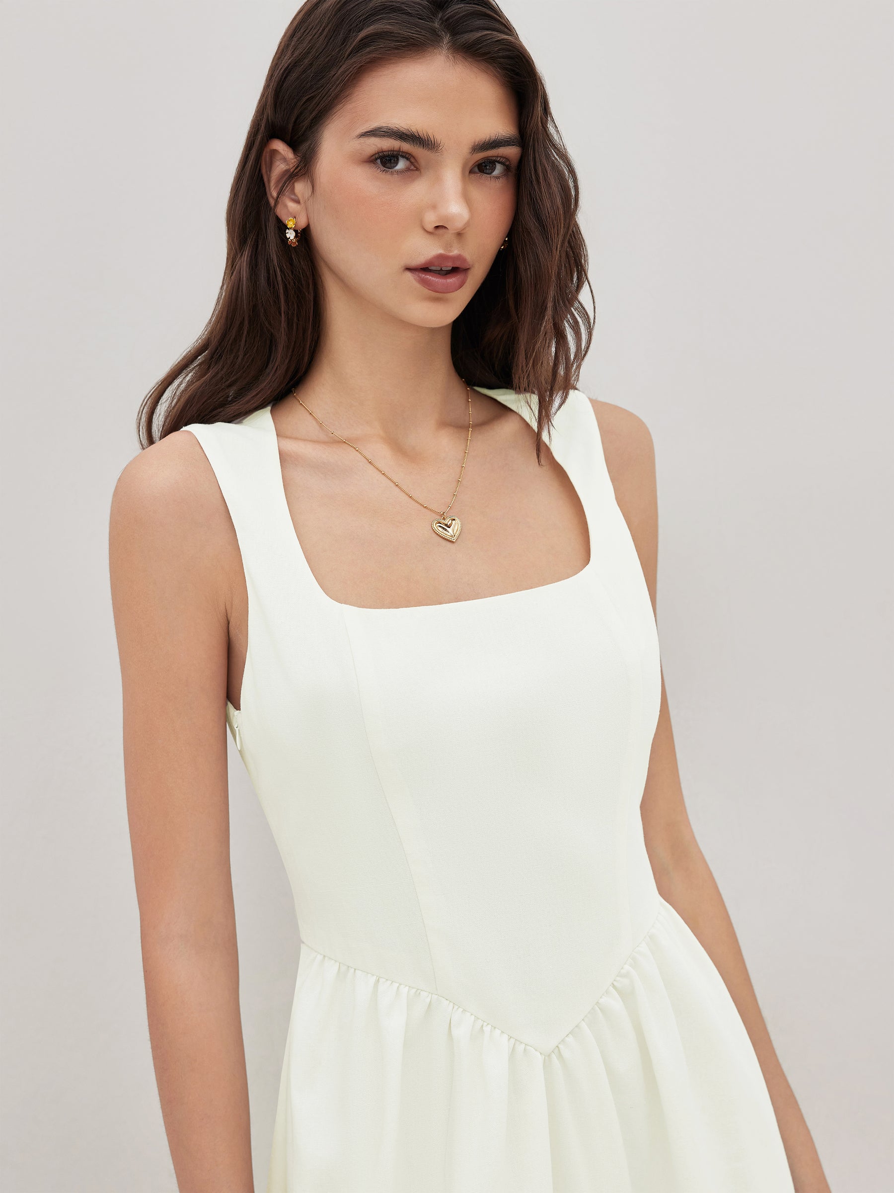 Vestido midi de mezcla de lino con cuello cuadrado y volante