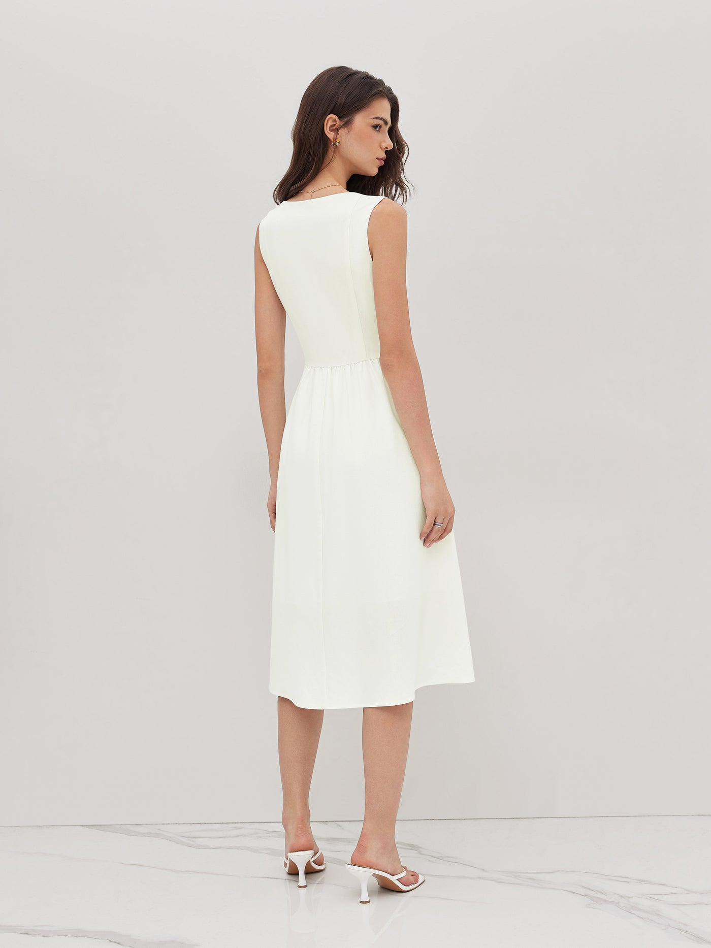 Vestido midi de mezcla de lino con cuello cuadrado y volante