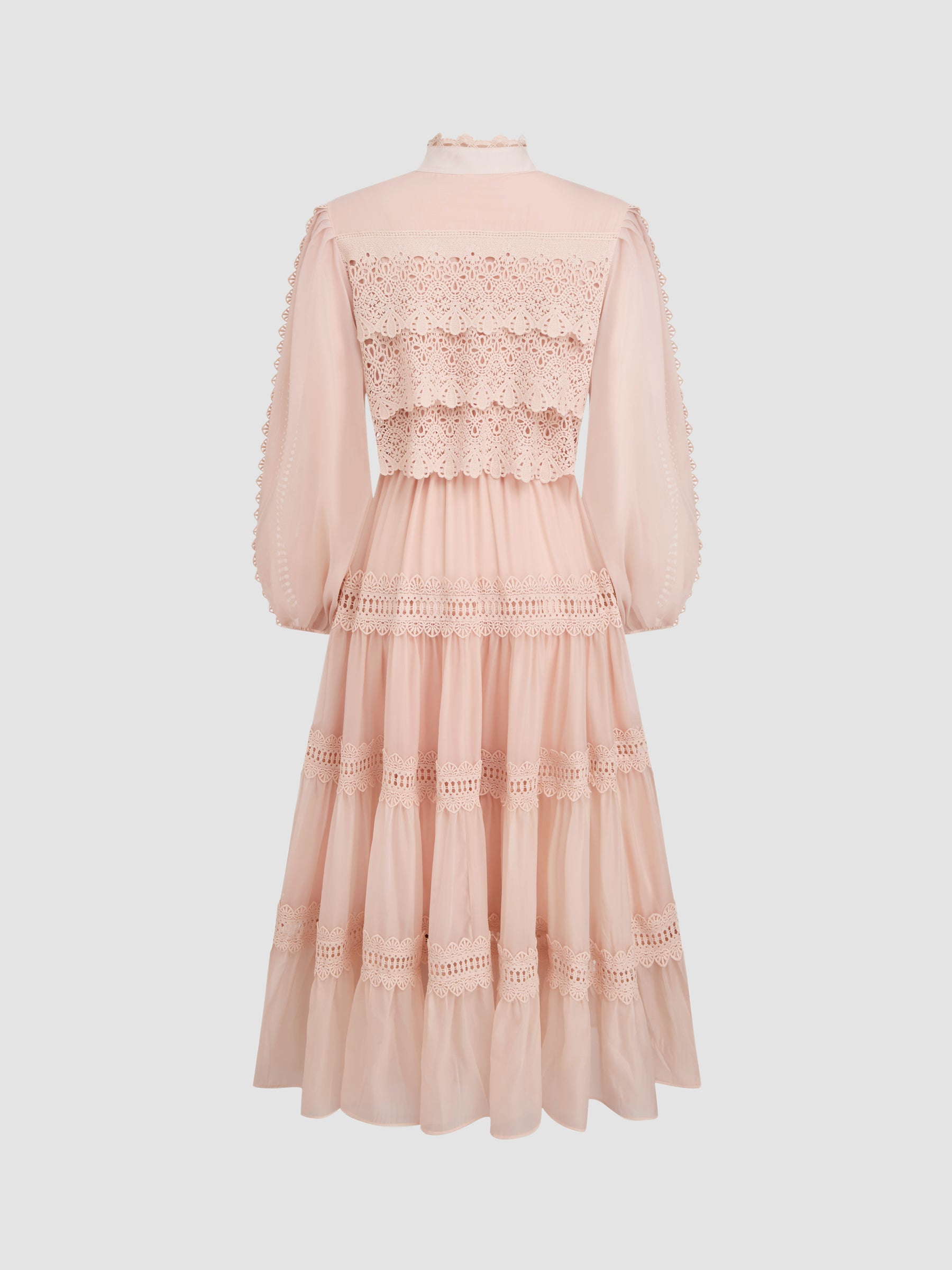 Vestido largo de gasa con cuello alto, guipur y botones de perla