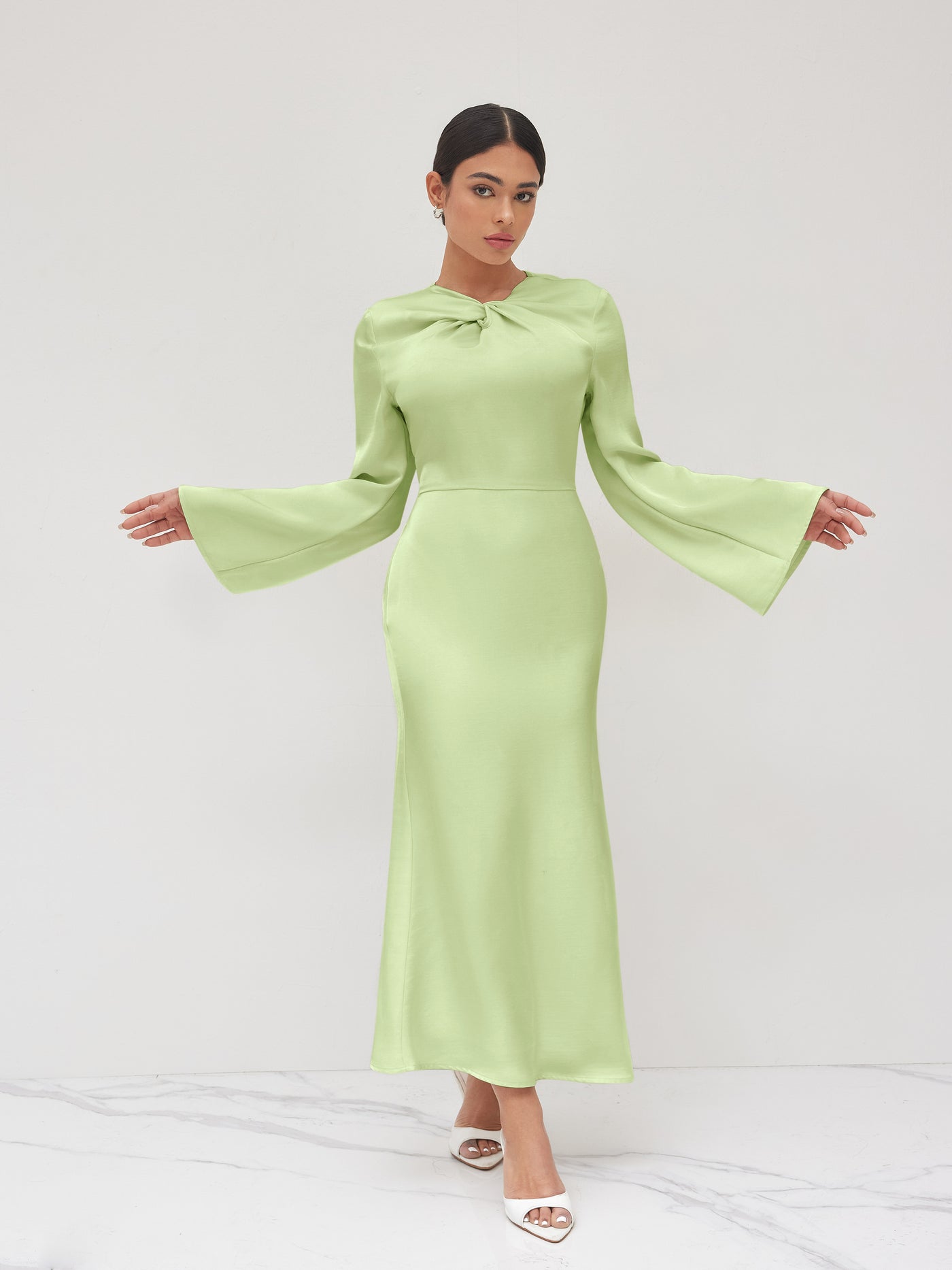 Vestido largo con escote asimétrico, nudo y volante