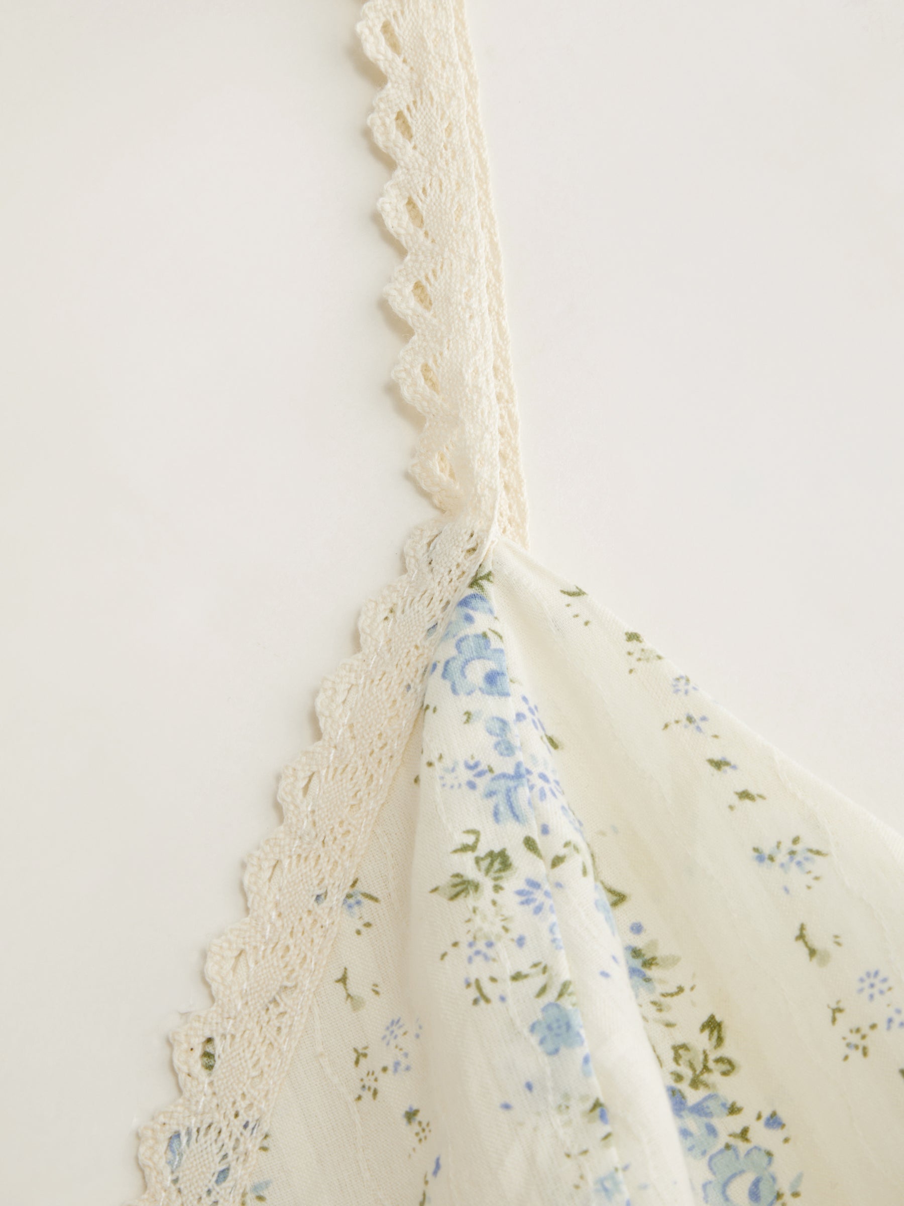 Vestido largo floral de algodón con cuello en V y fruncido