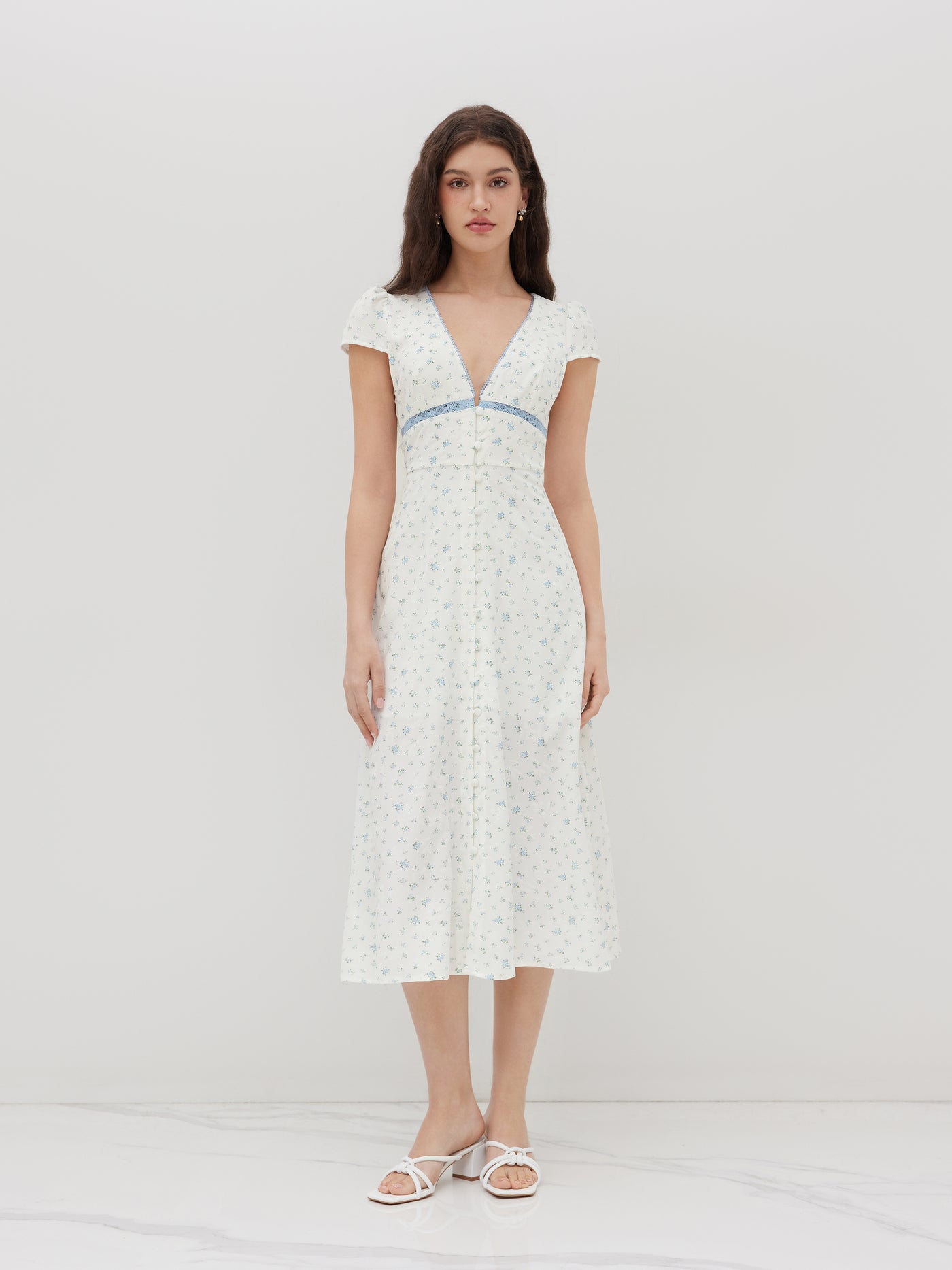 Vestido midi floral con cuello en V y botones