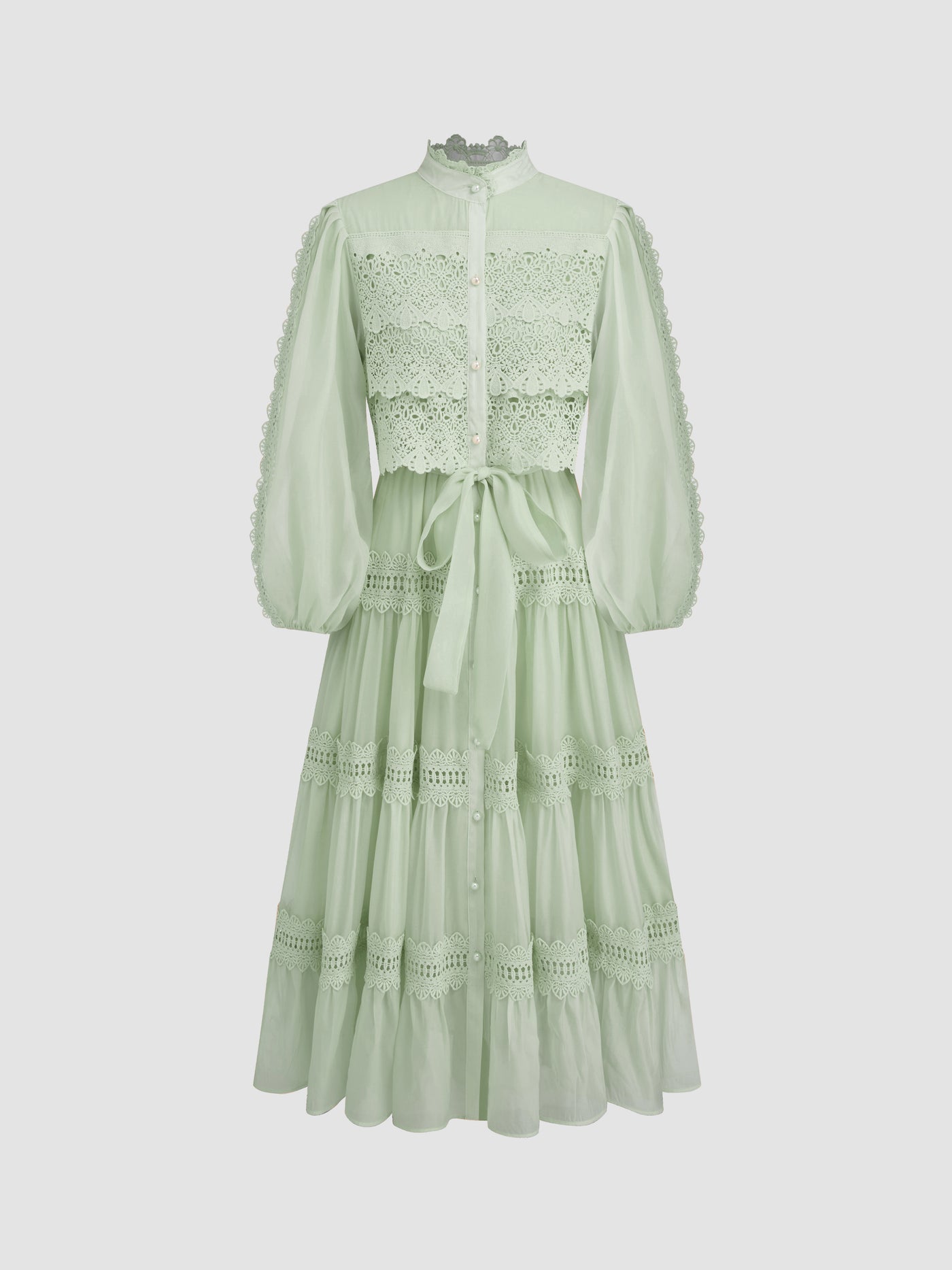 Vestido largo de gasa con cuello alto, guipur y botones de perla