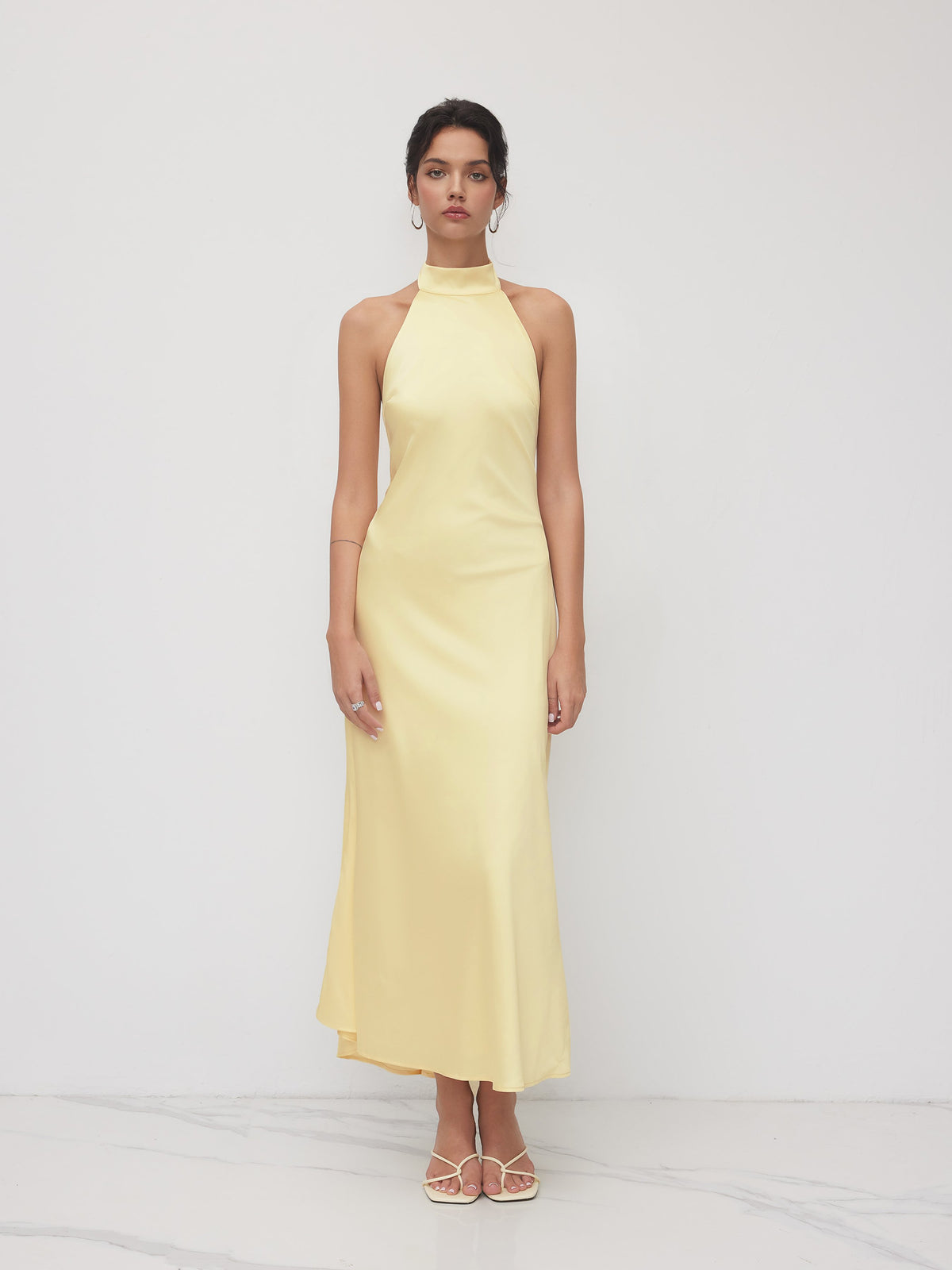Vestido maxi satinado halter con espalda descubierta - Amarillo claro