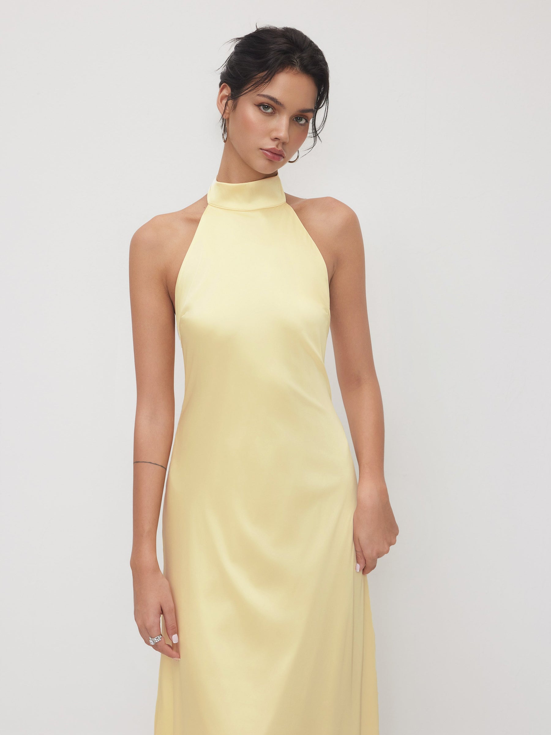 Vestido maxi satinado halter con espalda descubierta - Amarillo claro - imagen 3