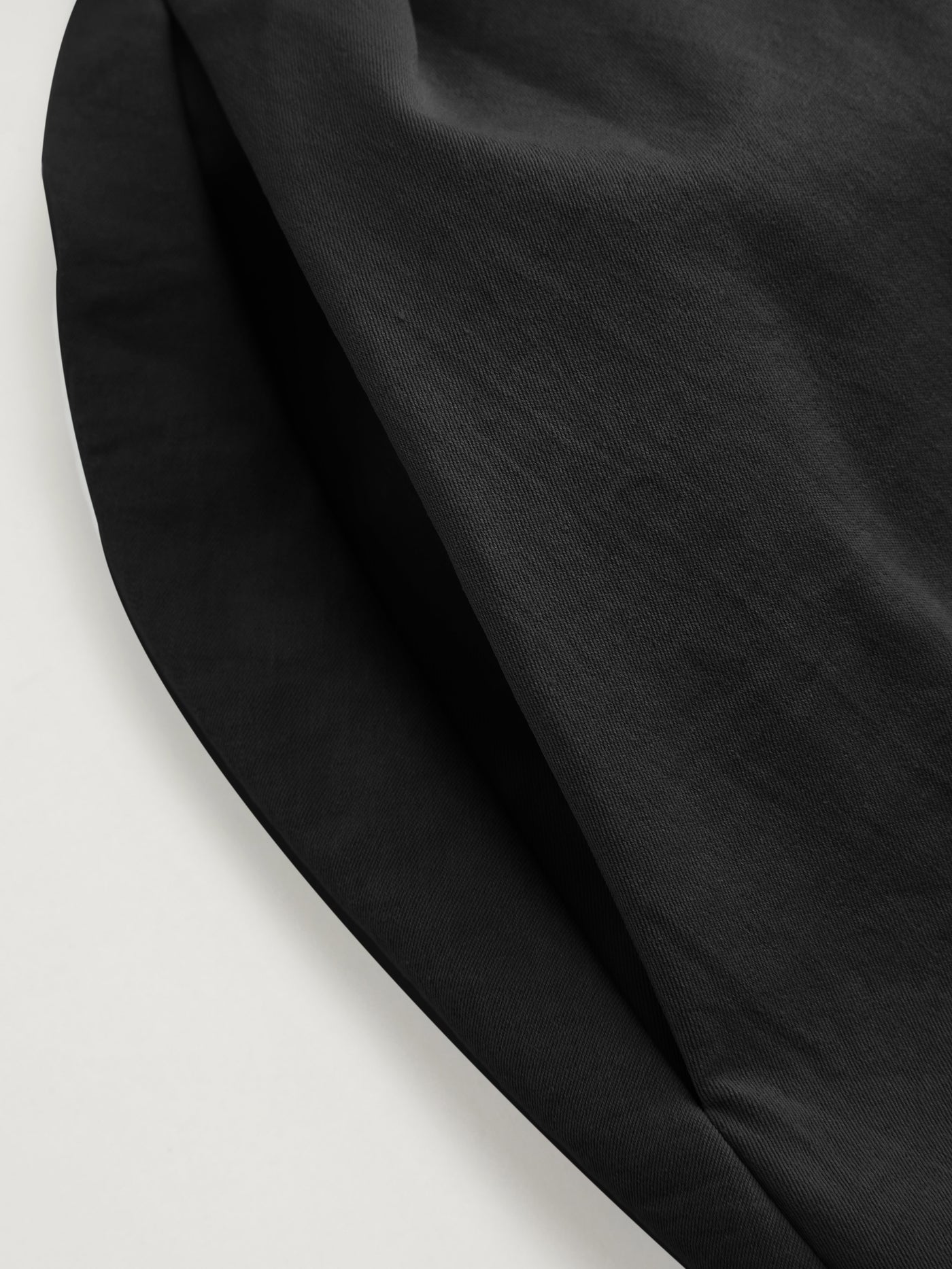 Vestido midi de cuello alto con volante y cremallera