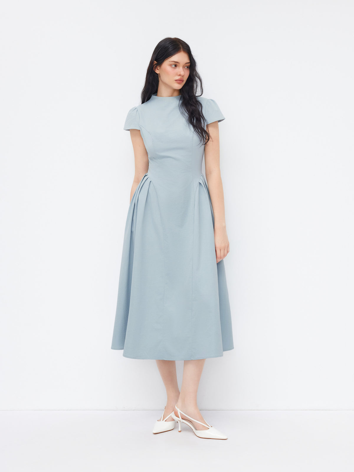 Vestido midi de cuello alto con volante y cremallera