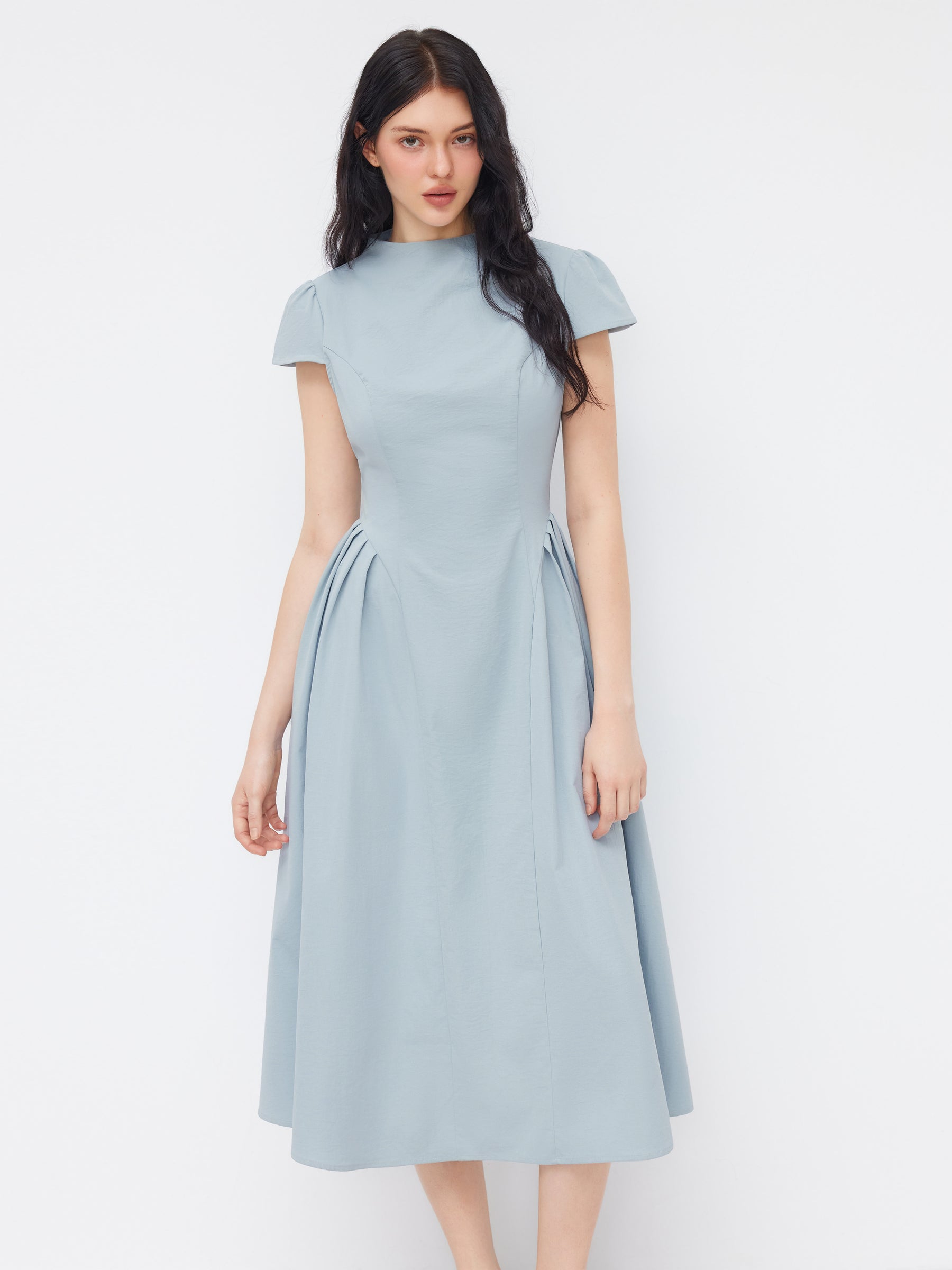 Vestido midi de cuello alto con volante y cremallera