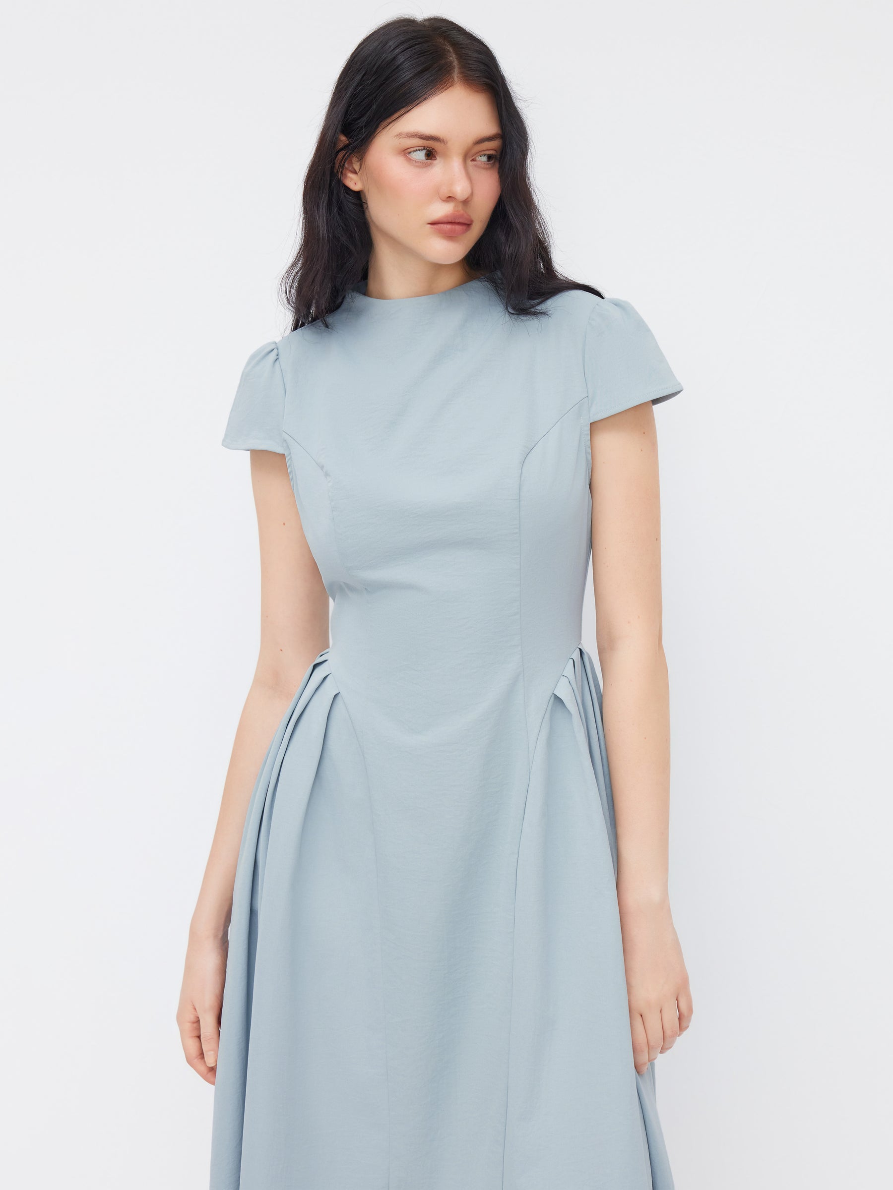 Vestido midi de cuello alto con volante y cremallera