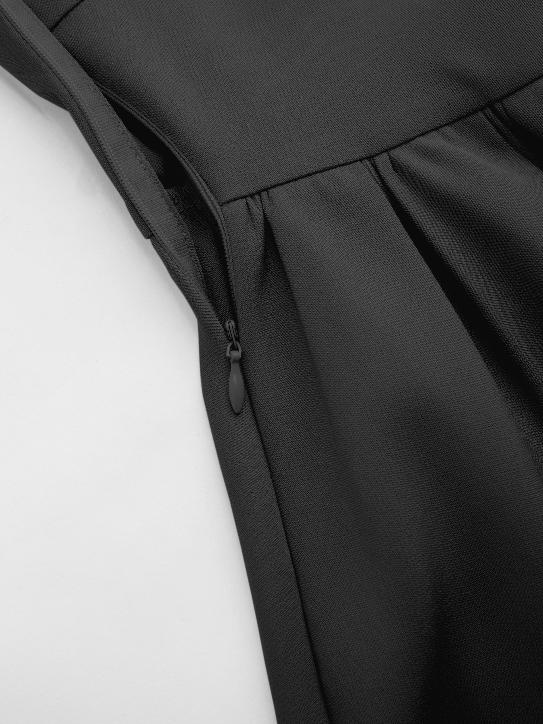 Vestido largo con cuello barco, espalda descubierta, aberturas y volante