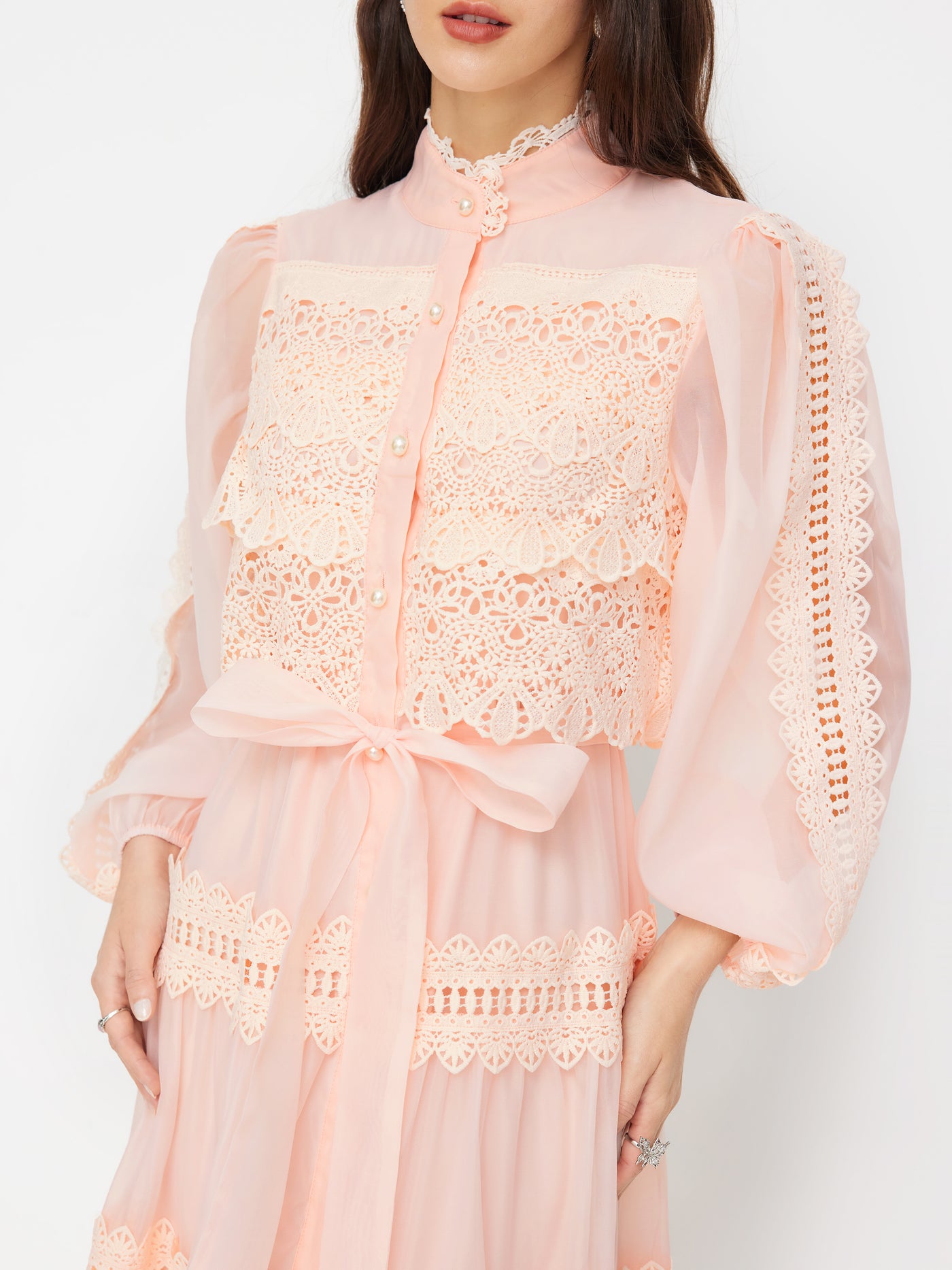 Vestido largo de gasa con cuello alto, guipur y botones de perla