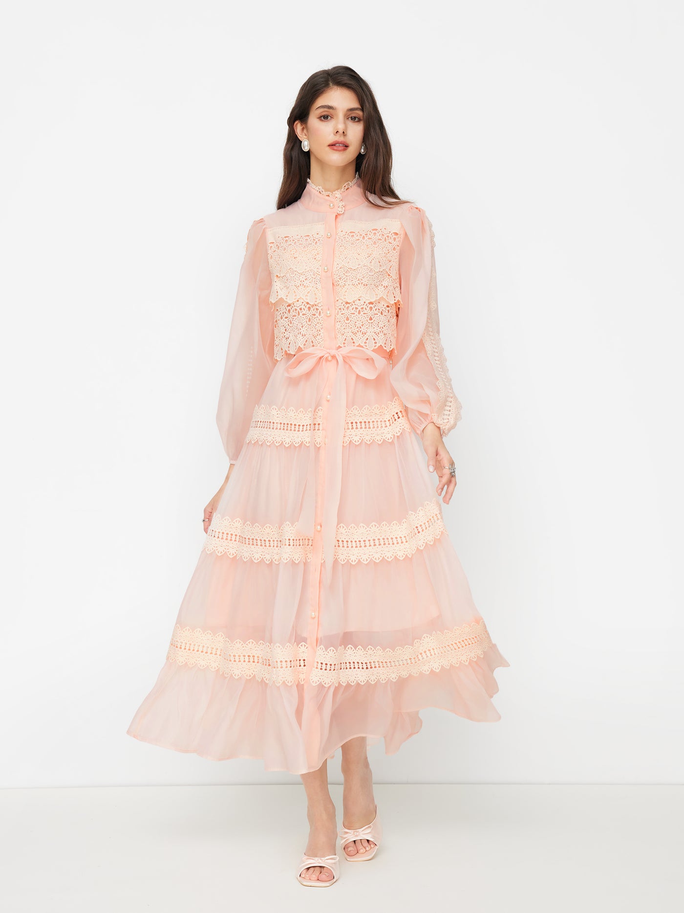 Vestido largo de gasa con cuello alto, guipur y botones de perla