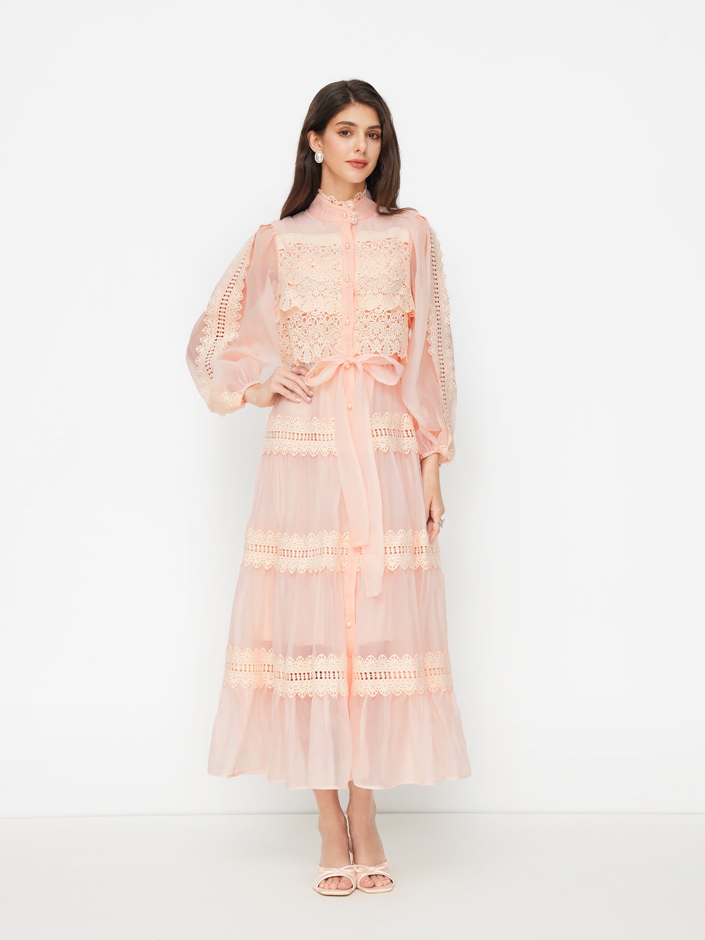 Vestido largo de gasa con cuello alto, guipur y botones de perla